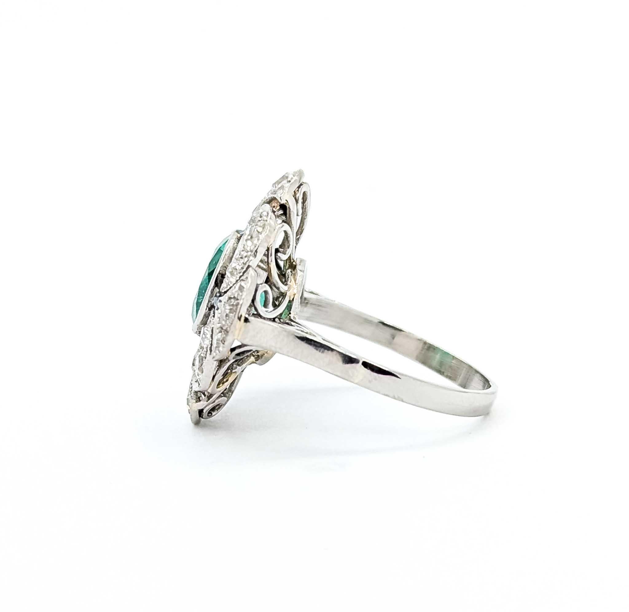 Anillo de platino con esmeralda y diamantes en venta 2