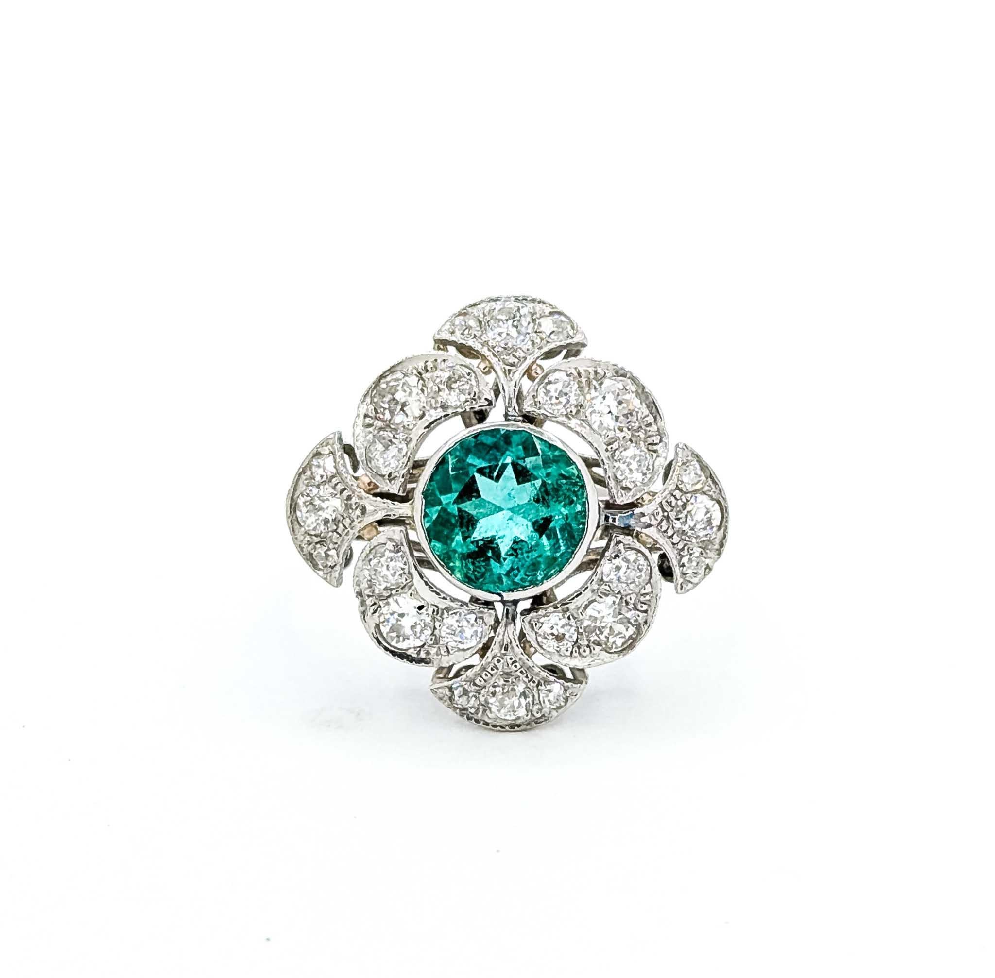Anillo de platino con esmeralda y diamantes en venta 3