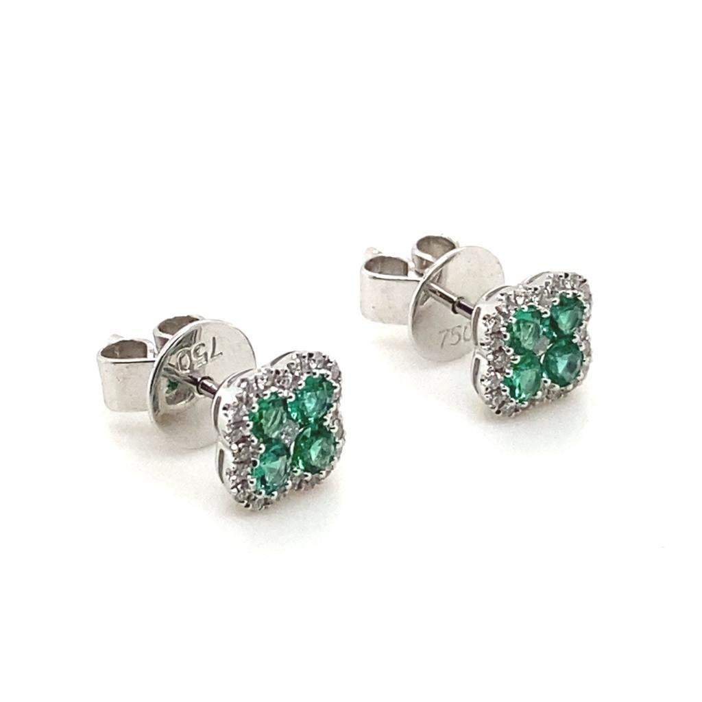 Quatrefoil-Cluster-Ohrringe mit Smaragd und Diamant aus 18 Karat Weißgold (Moderne) im Angebot