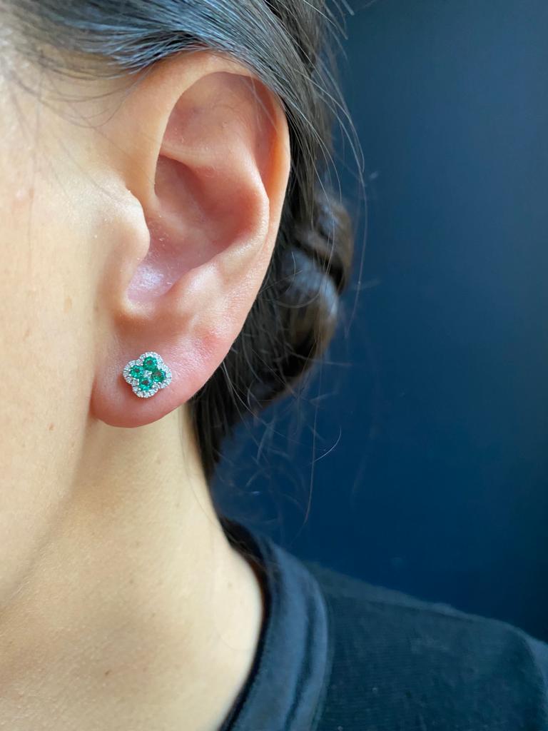 Quatrefoil-Cluster-Ohrringe mit Smaragd und Diamant aus 18 Karat Weißgold (Rundschliff) im Angebot