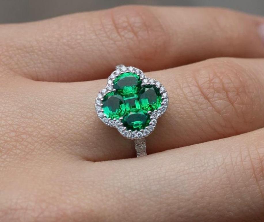 Ein Ring aus 18 Karat Weißgold mit einem Smaragd und einem Diamanten in vierfacher Form.

Dieser elegante Ring besteht aus vier wunderschönen Smaragden im Ovalschliff, die in einem vierblättrigen Design in eine Umrandung aus funkelnden runden