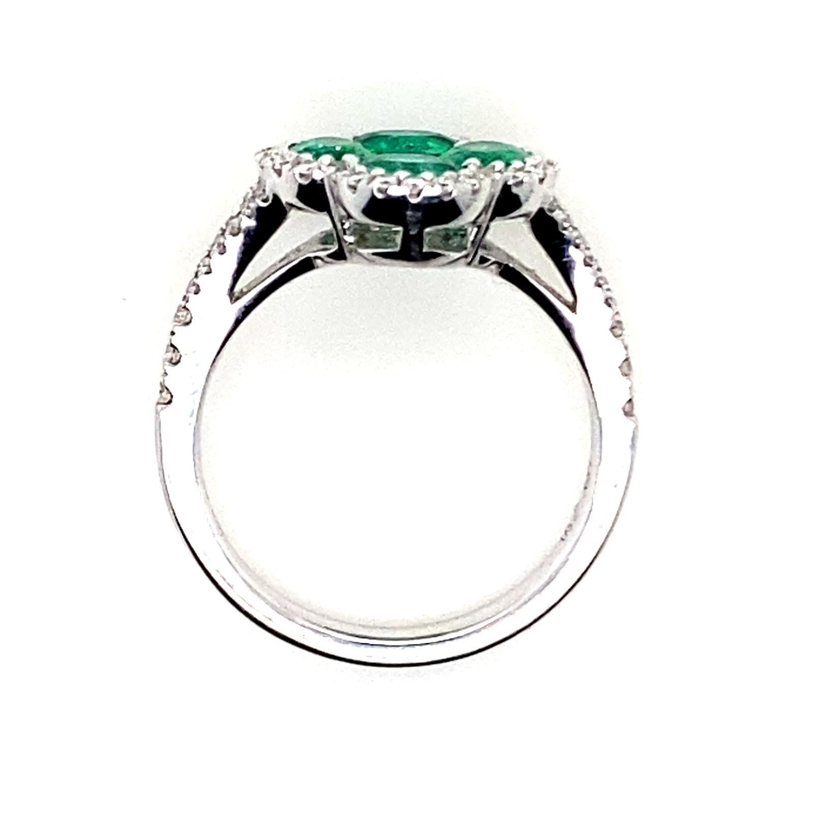 Emerald and Diamond Quatrefoil Cluster Ring 18 Karat White Gold For Sale 1
