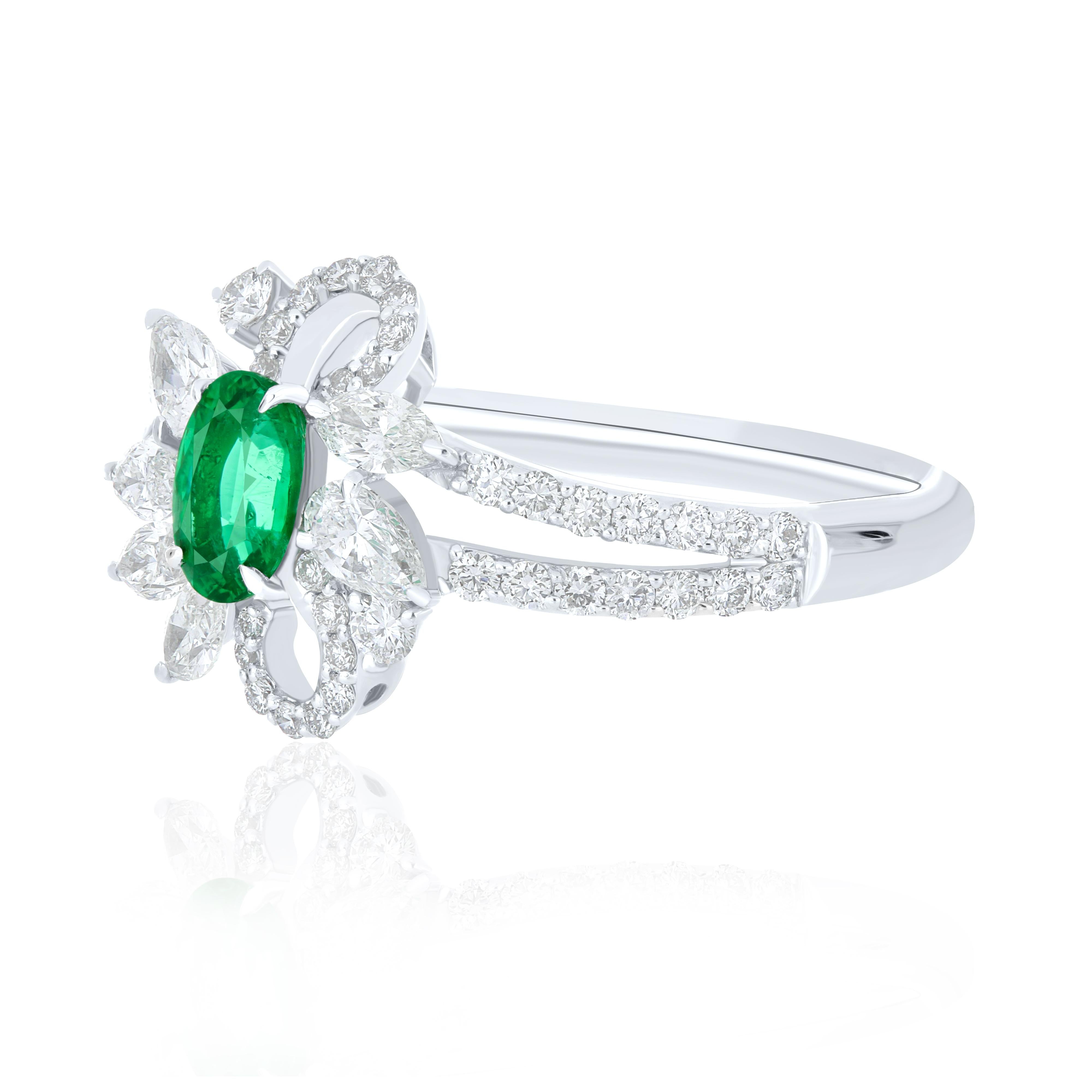 Oval Cut 18Karat White Gold Handcraft Jewelry Ring Emerald & Diamond Ring for Party Wear For Sale