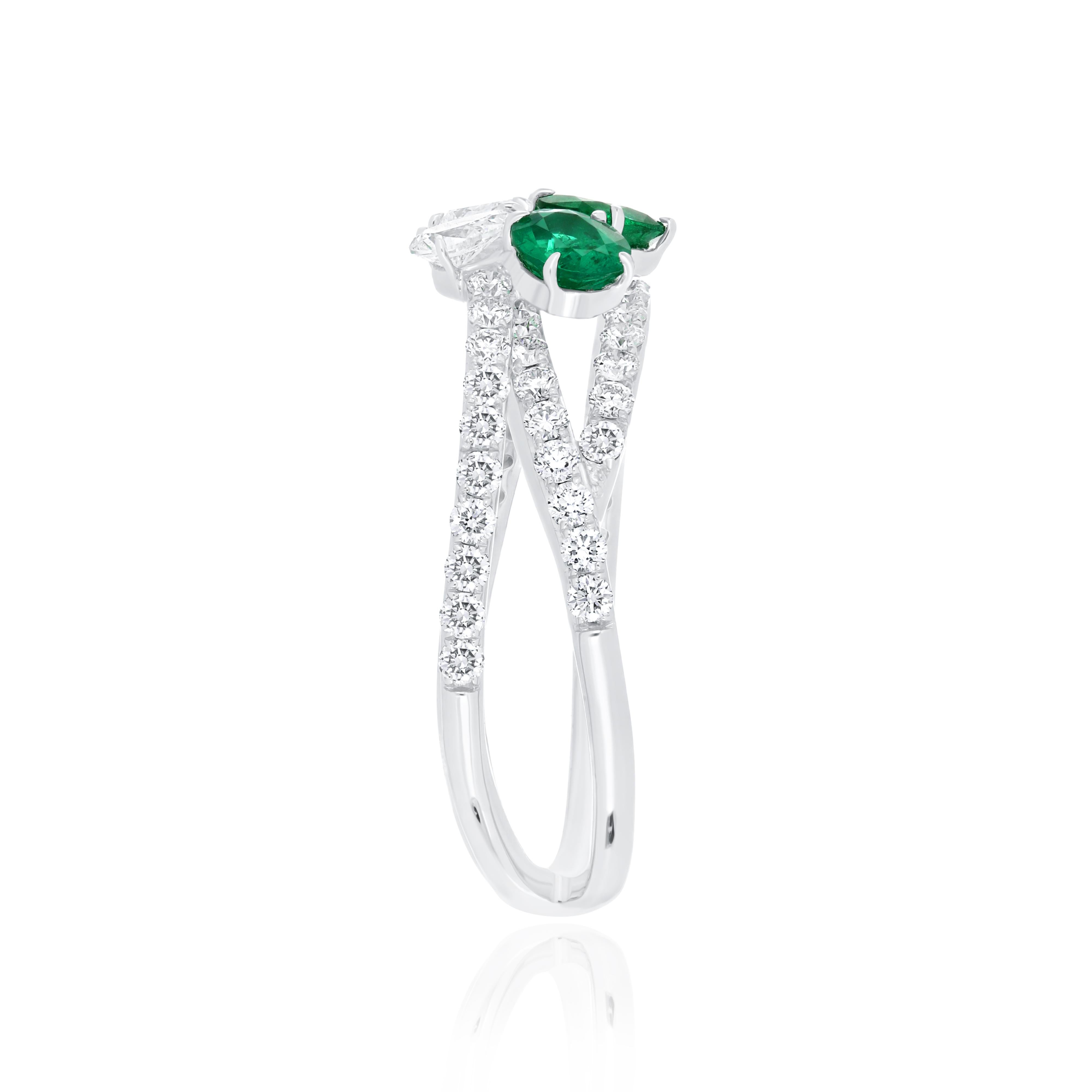 For Sale:  Emerald and Diamond Ring 18 Karat White Gold Fashion jewelry, handcraft Ring 4