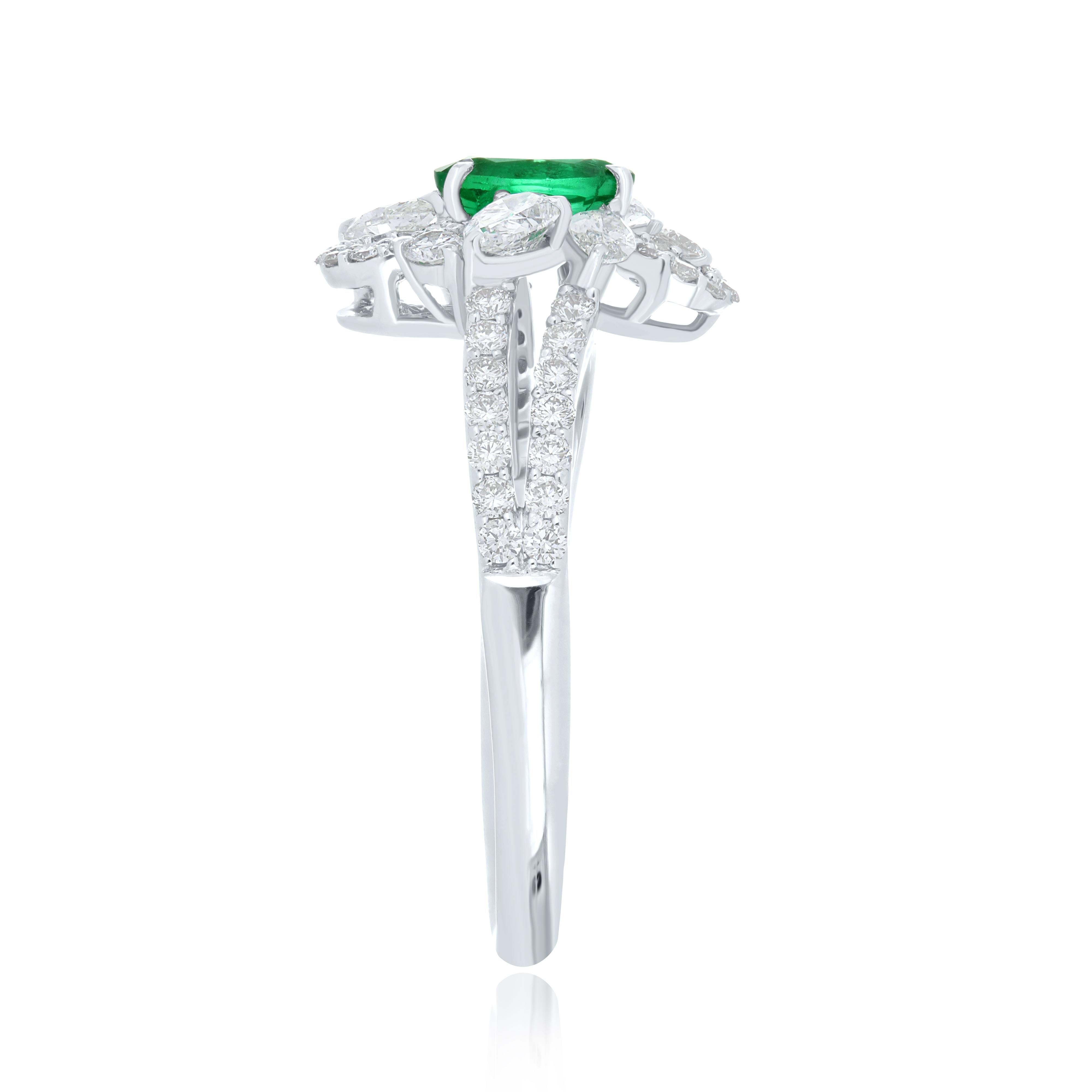 18Karat White Gold Handcraft Jewelry Ring Emerald & Diamond Ring for Party Wear In New Condition For Sale In JAIPUR, IN