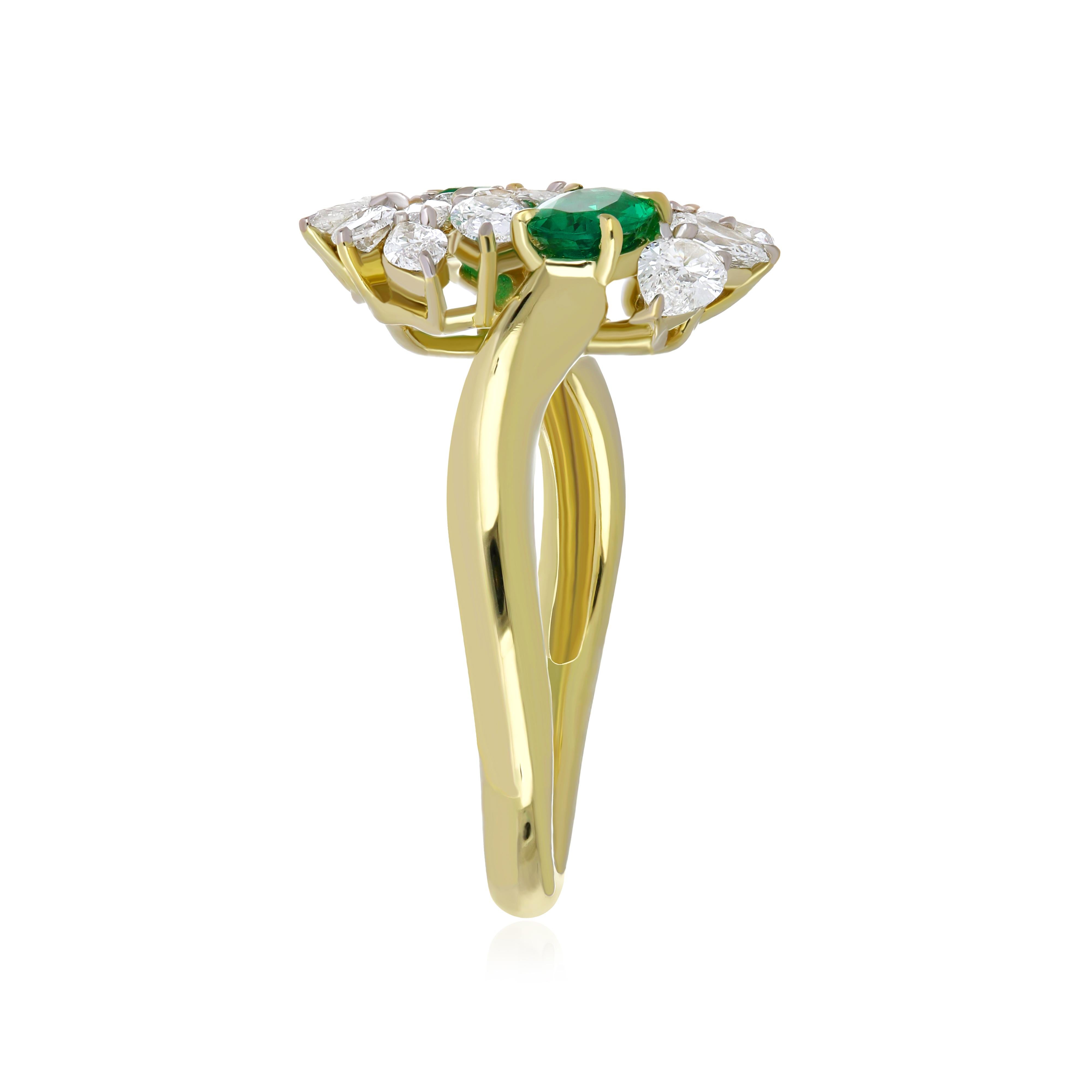 For Sale:  Emerald and Diamond Ring 18 Karat White Gold handcraft jewelry Ring for Gift 5