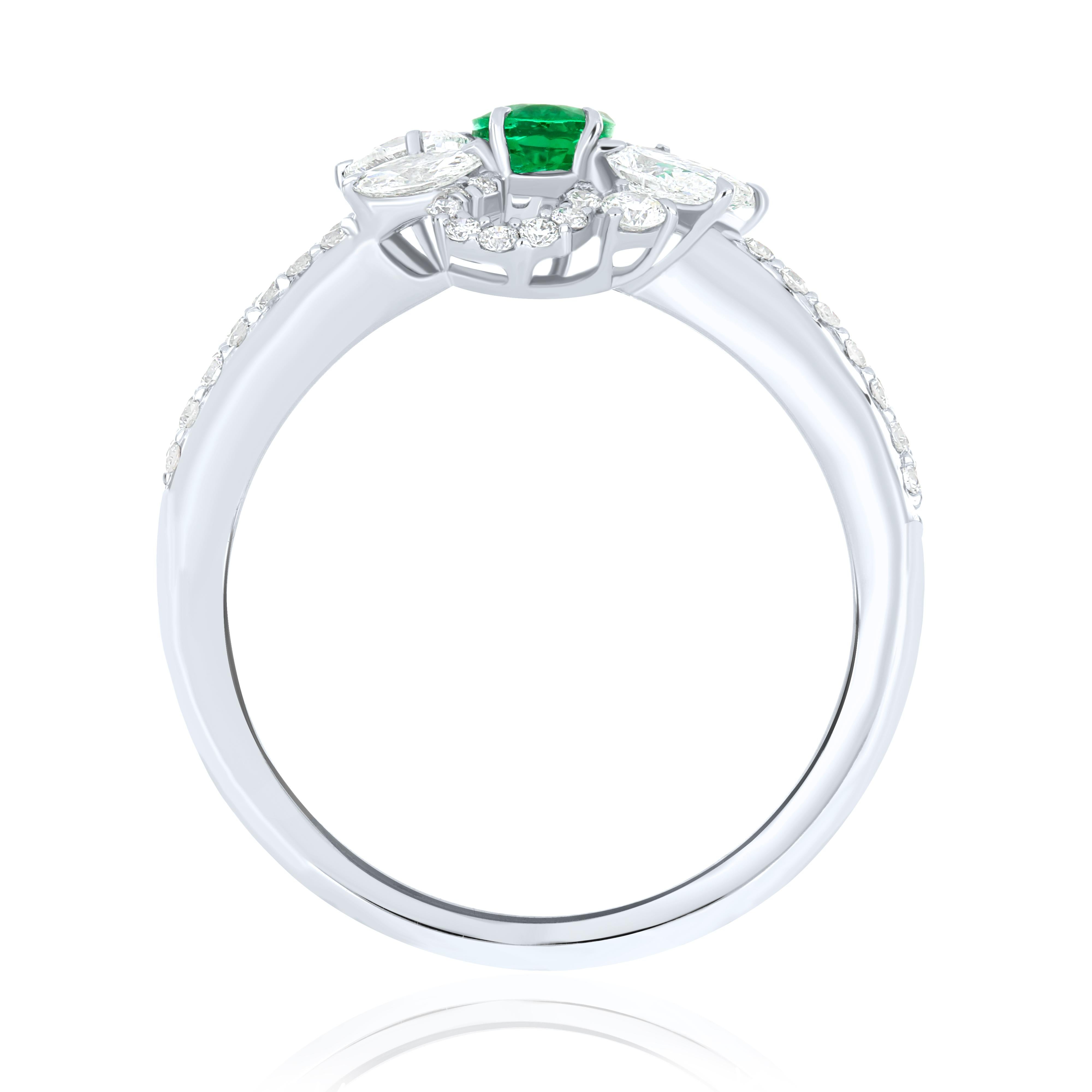 Women's 18Karat White Gold Handcraft Jewelry Ring Emerald & Diamond Ring for Party Wear For Sale