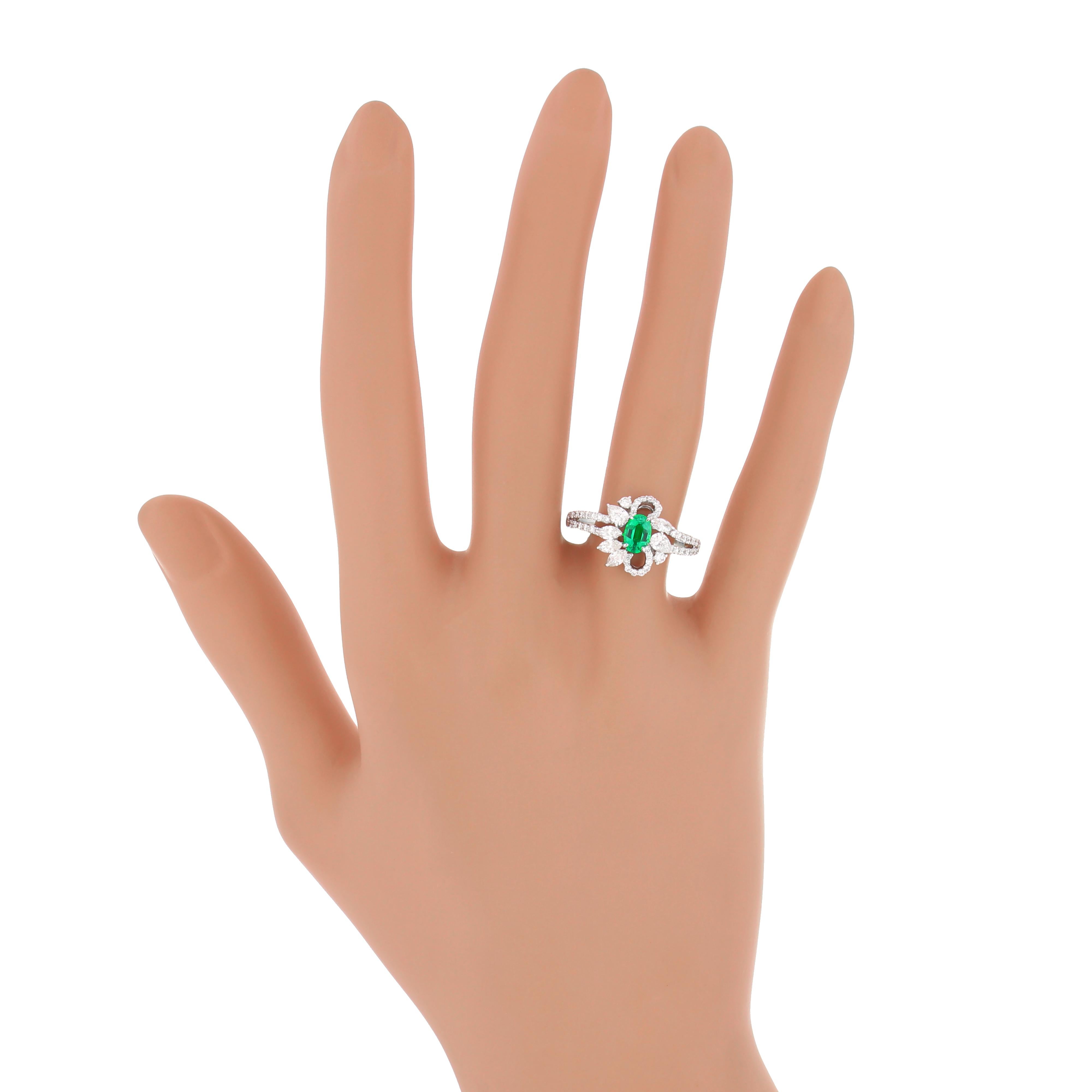 18Karat White Gold Handcraft Jewelry Ring Emerald & Diamond Ring for Party Wear For Sale 1