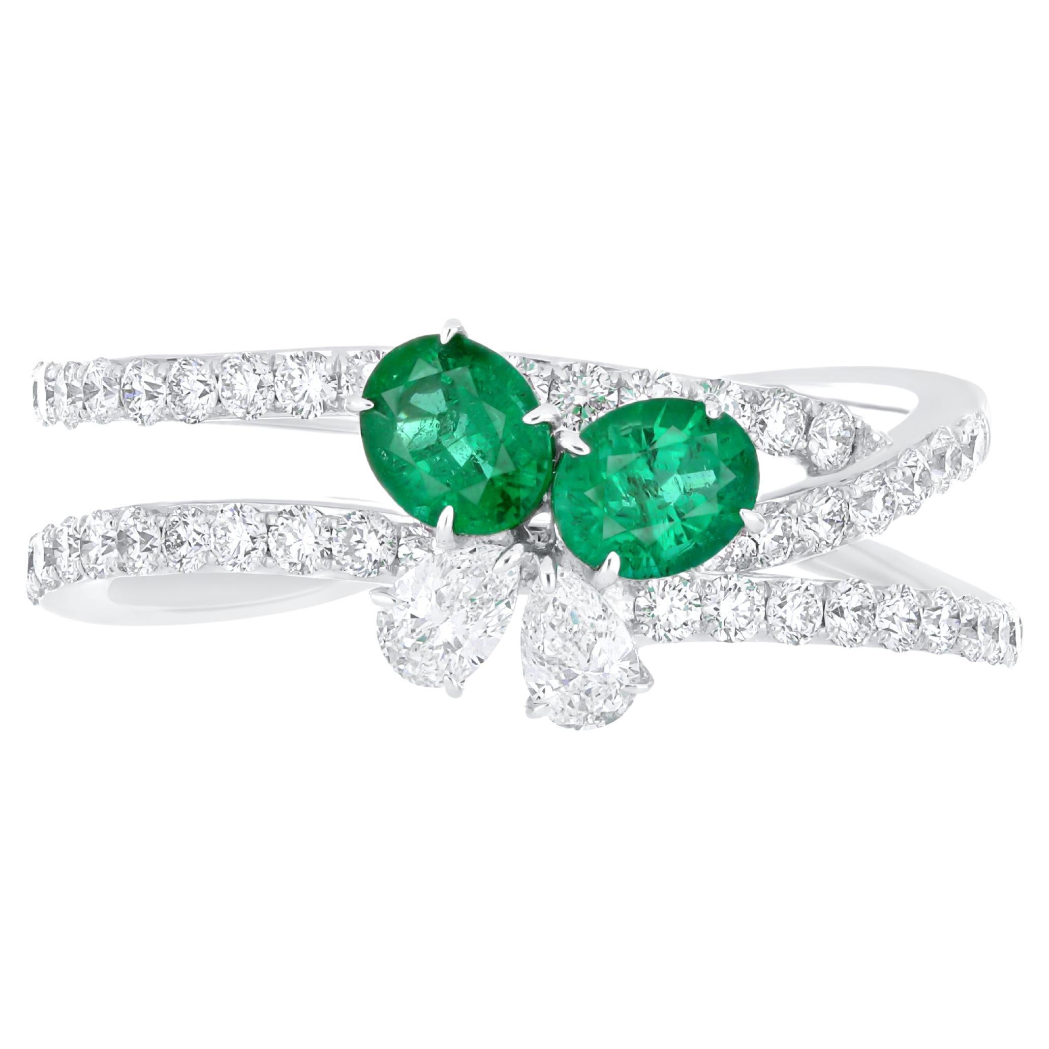Emerald and Diamond Ring 18 Karat White Gold Fashion jewelry, handcraft Ring