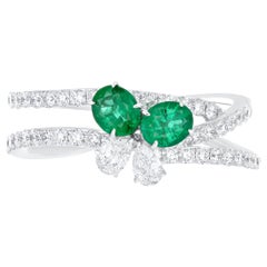 Used Emerald and Diamond Ring 18 Karat White Gold Fashion jewelry, handcraft Ring