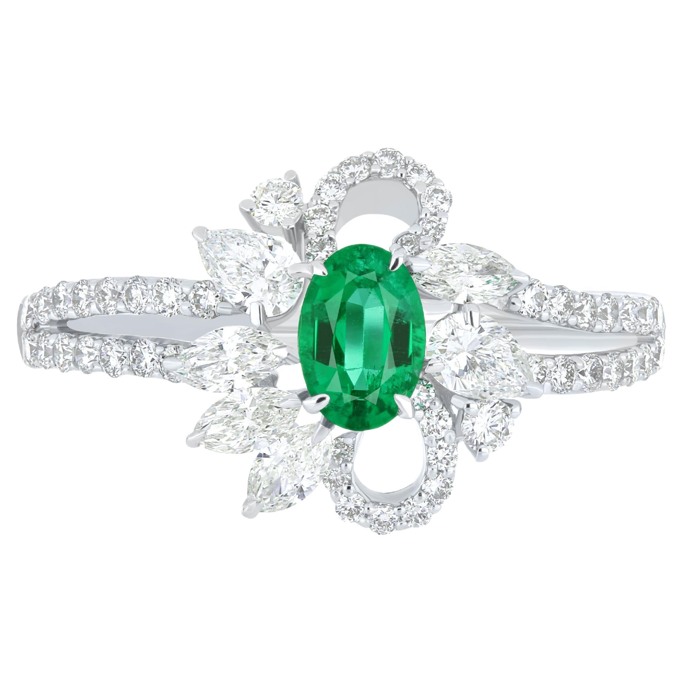 18Karat White Gold Handcraft Jewelry Ring Emerald & Diamond Ring for Party Wear For Sale