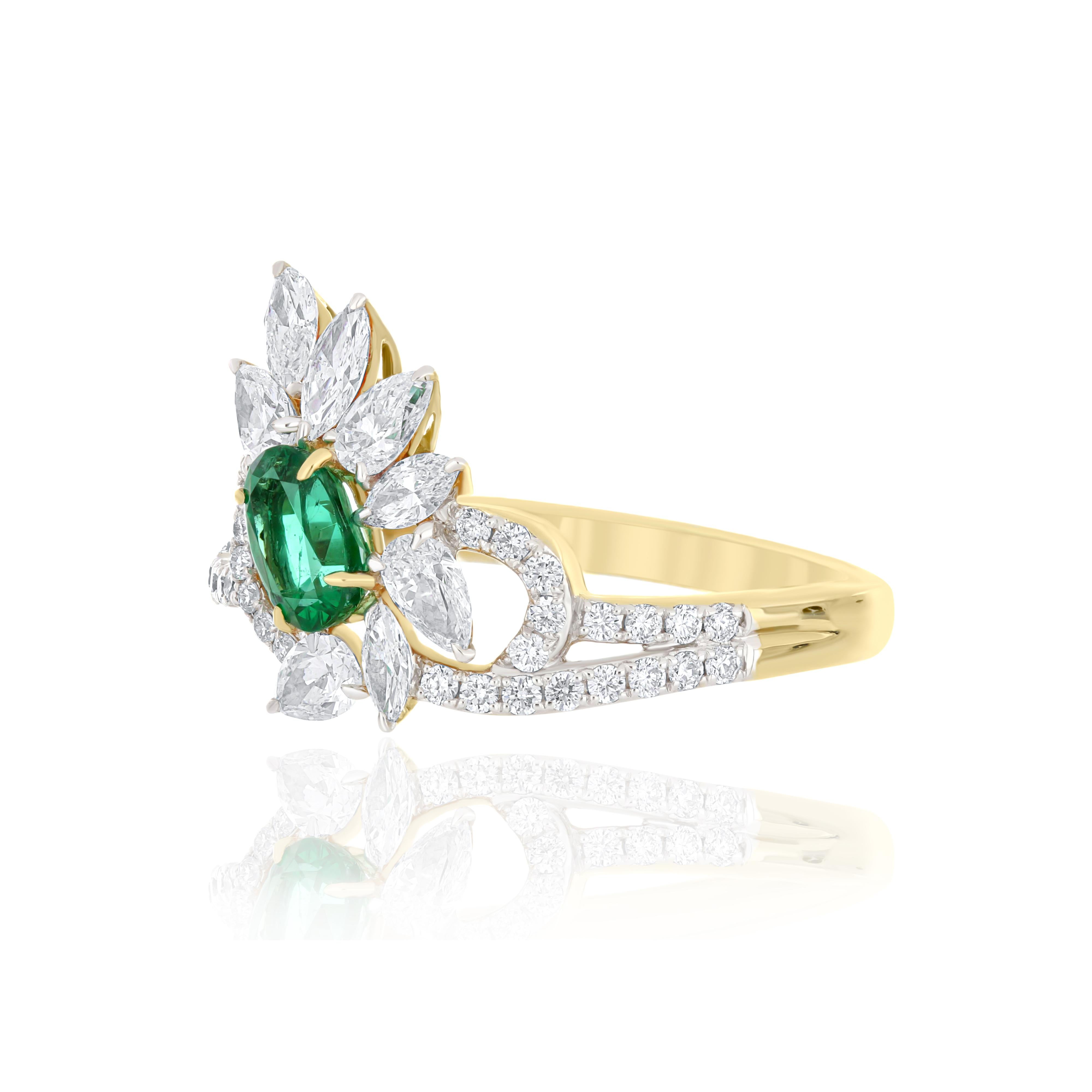 For Sale:  Emerald and Diamond Ring 18 Karat Yellow Gold handcraft jewelry for Party Wear 3