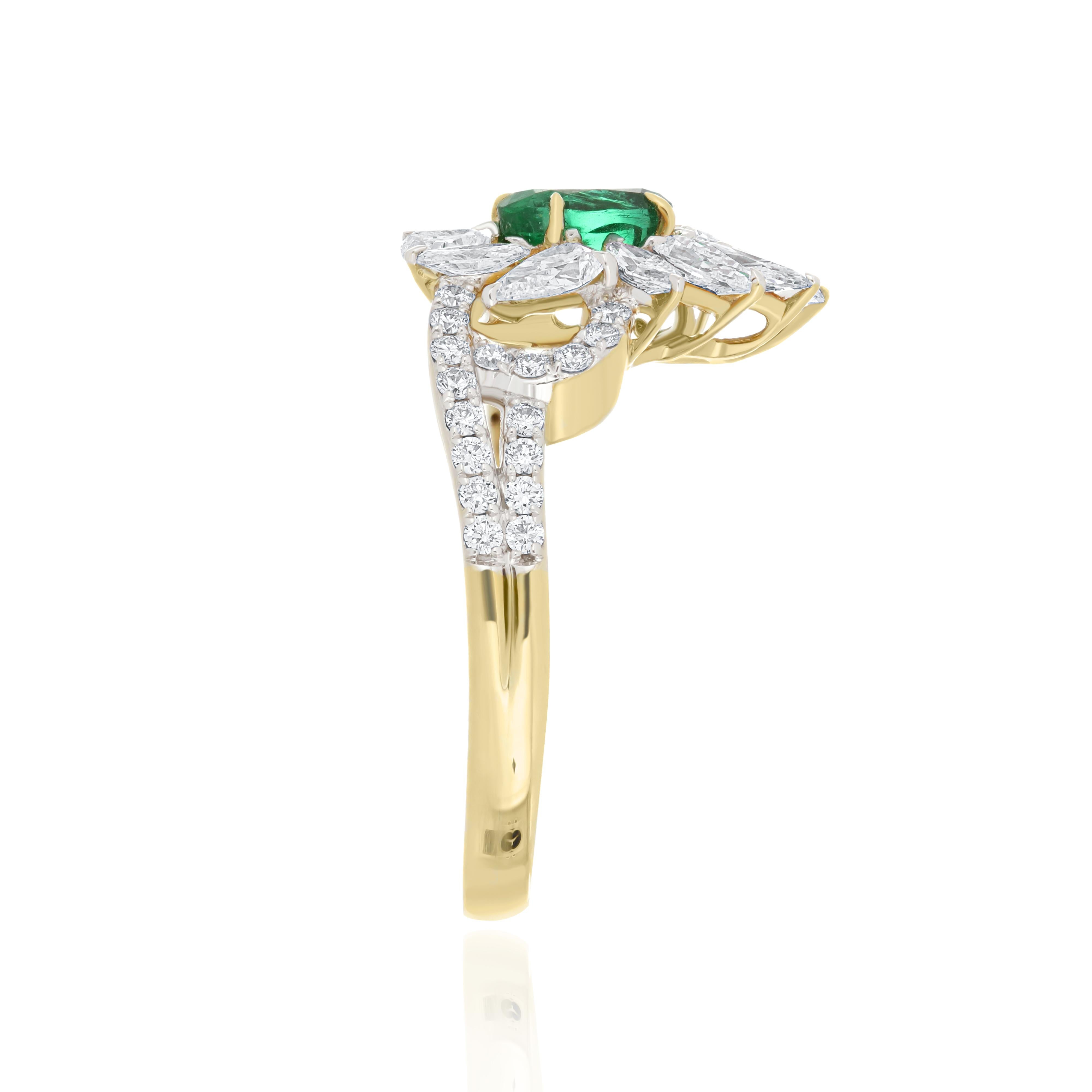 For Sale:  Emerald and Diamond Ring 18 Karat Yellow Gold handcraft jewelry for Party Wear 4
