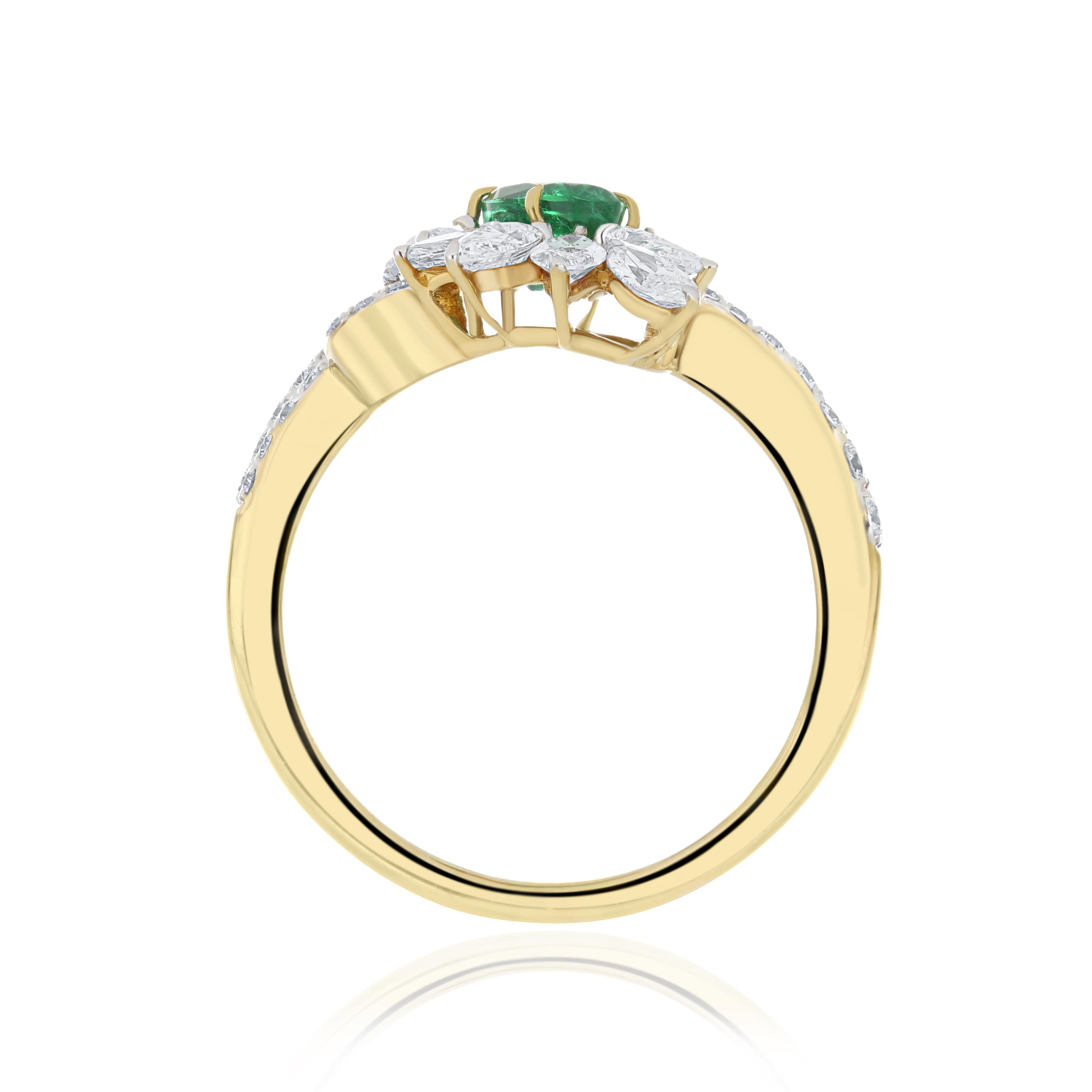 For Sale:  Emerald and Diamond Ring 18 Karat Yellow Gold handcraft jewelry for Party Wear 5