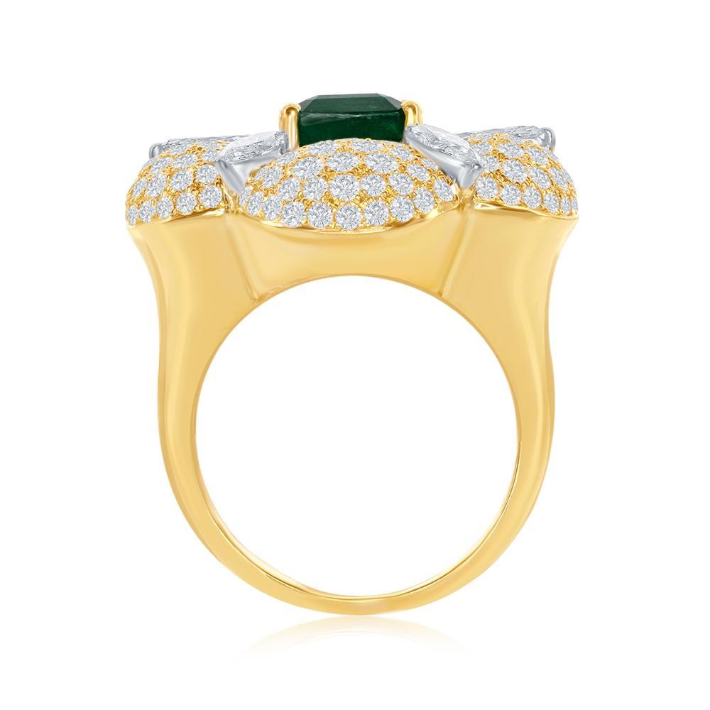 EMERALD AND DIAMOND RING
A perfect square cut emerald on a simple gold and diamond band - an
exceptional simplicity.
Item: # 03035
Metal: 18k Y
Lab: C.dunaigre
Color Weight: 4.13 ct.
Diamond Weight: 3.99 ct.