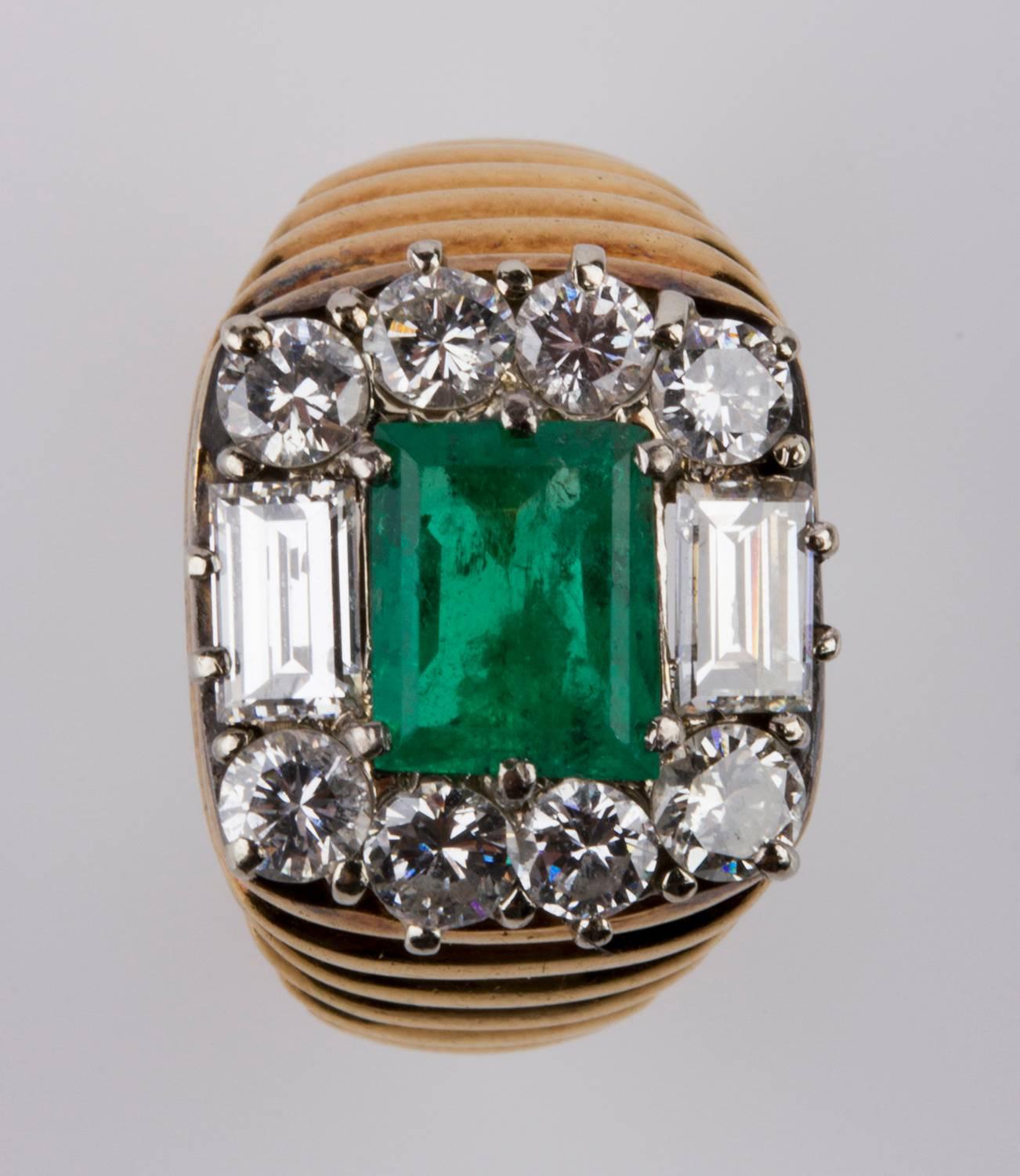 Set emerald embellished with diamond. Size US 5.5. Weight 12.7 gr.