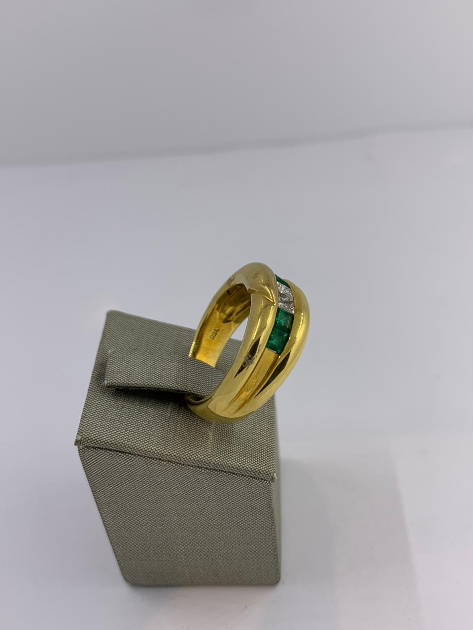 Emerald and Diamond Ring
set in 18Kt Yellow Gold
Diamonds 0.28 ct
Emeralds 0.60 ct
21-11-960