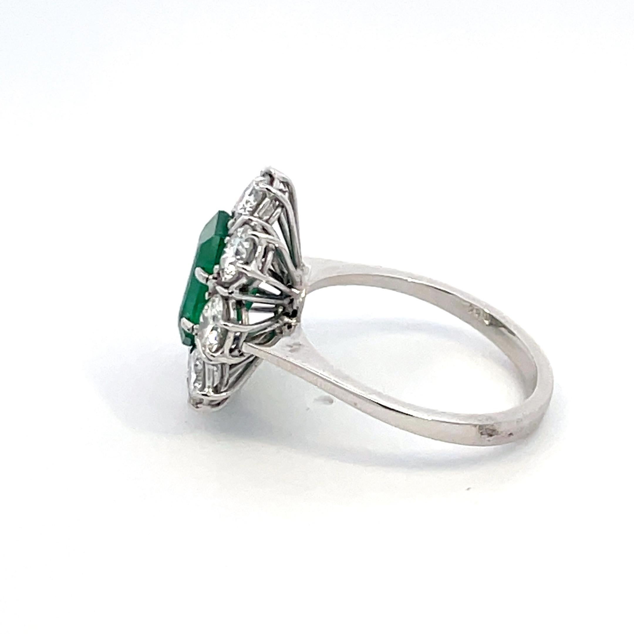 Charming emerald and diamond ring, approx 3 cts emerald colombia origin and 8 stones of 0,30cts round diamonds round for a 2,40 cts total approx.