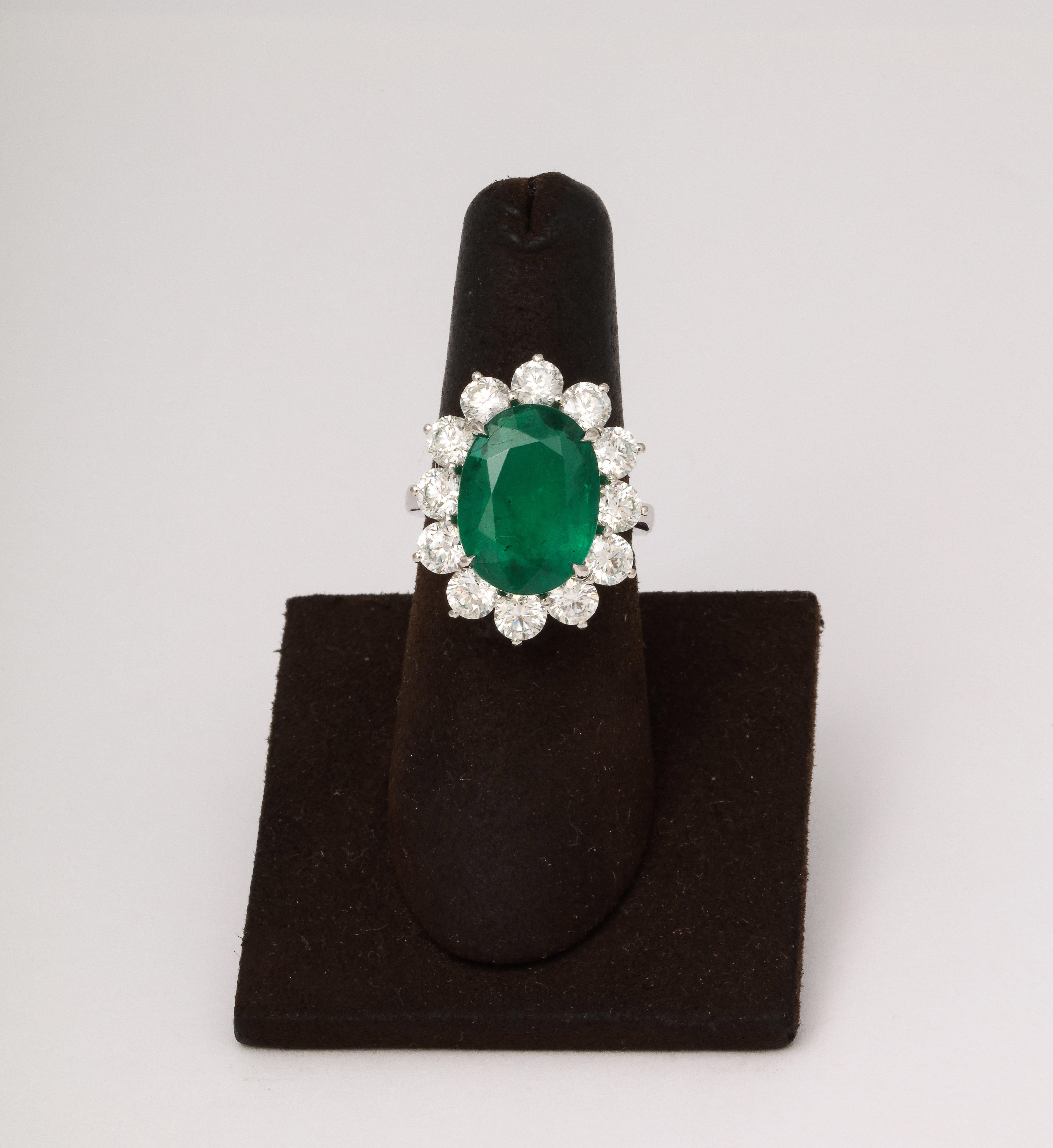 
Ein fabelhafter Cocktailring!

7,45 Karat zertifizierter ovaler Smaragd in intensivem Grün 

3,30 Karat runde Diamanten im Brillantschliff 

In Platin gefasst 

Größe 6,25 - dieser Ring kann leicht auf jede Fingergröße angepasst werden.