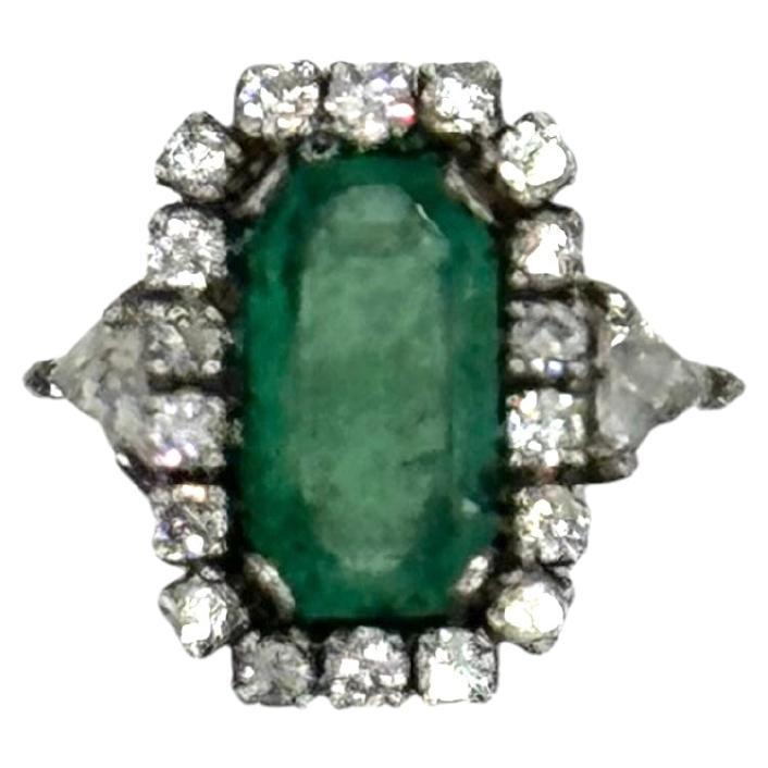 Ring mit 1 Smaragd 2,31 Karat, 2 dreieckigen Diamanten .47 Karat und 18 runden Diamanten .90 Karat

