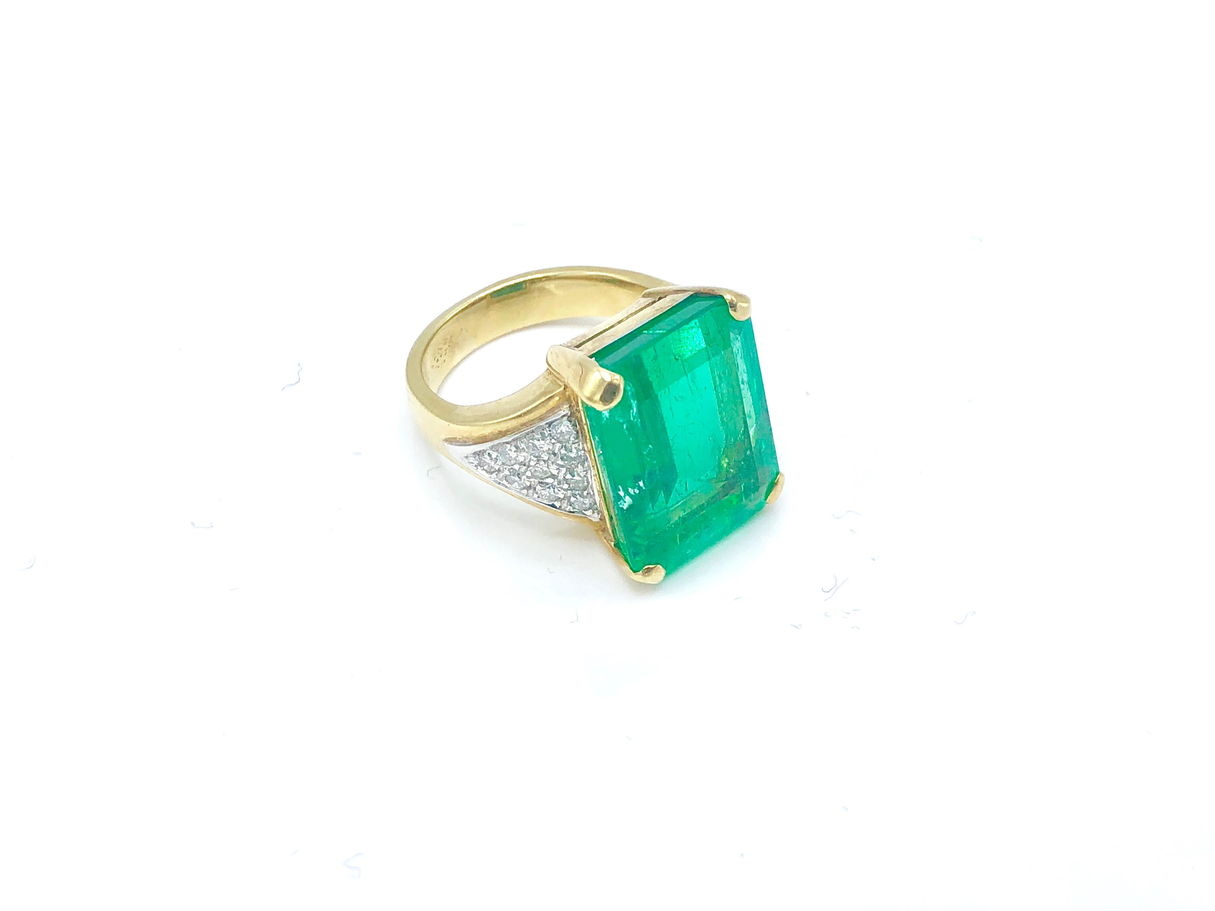 A stunning ring set with a 11 ct emerald 