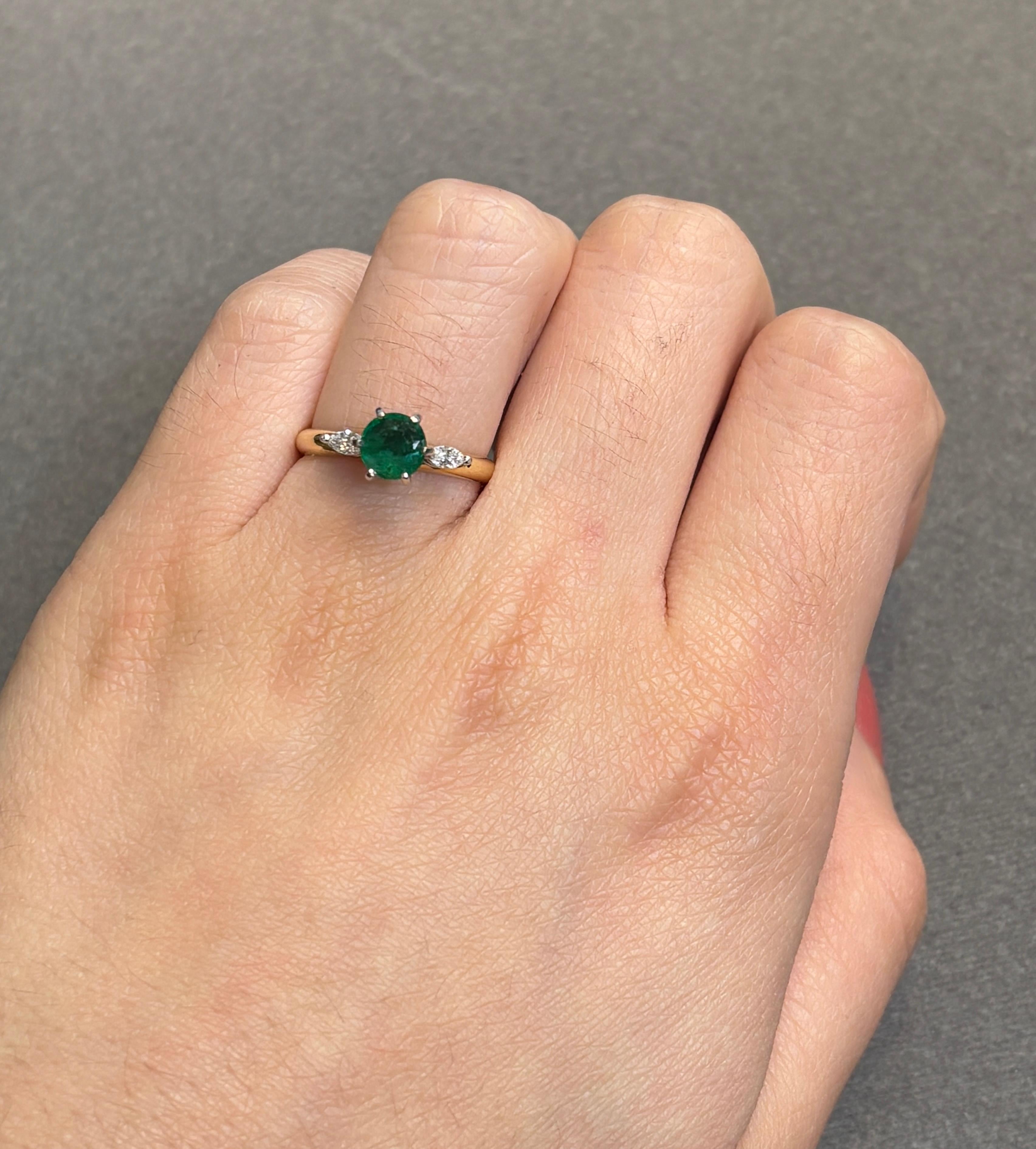 Anello con smeraldo e diamante

Anello in oro giallo con smeraldo rotondo affiancato da due diamanti taglio marquise. 

Peso approssimativo dello smeraldo: .80 carati 
Peso approssimativo dei diamanti: 0,15 carati 
Misura dell'anello: