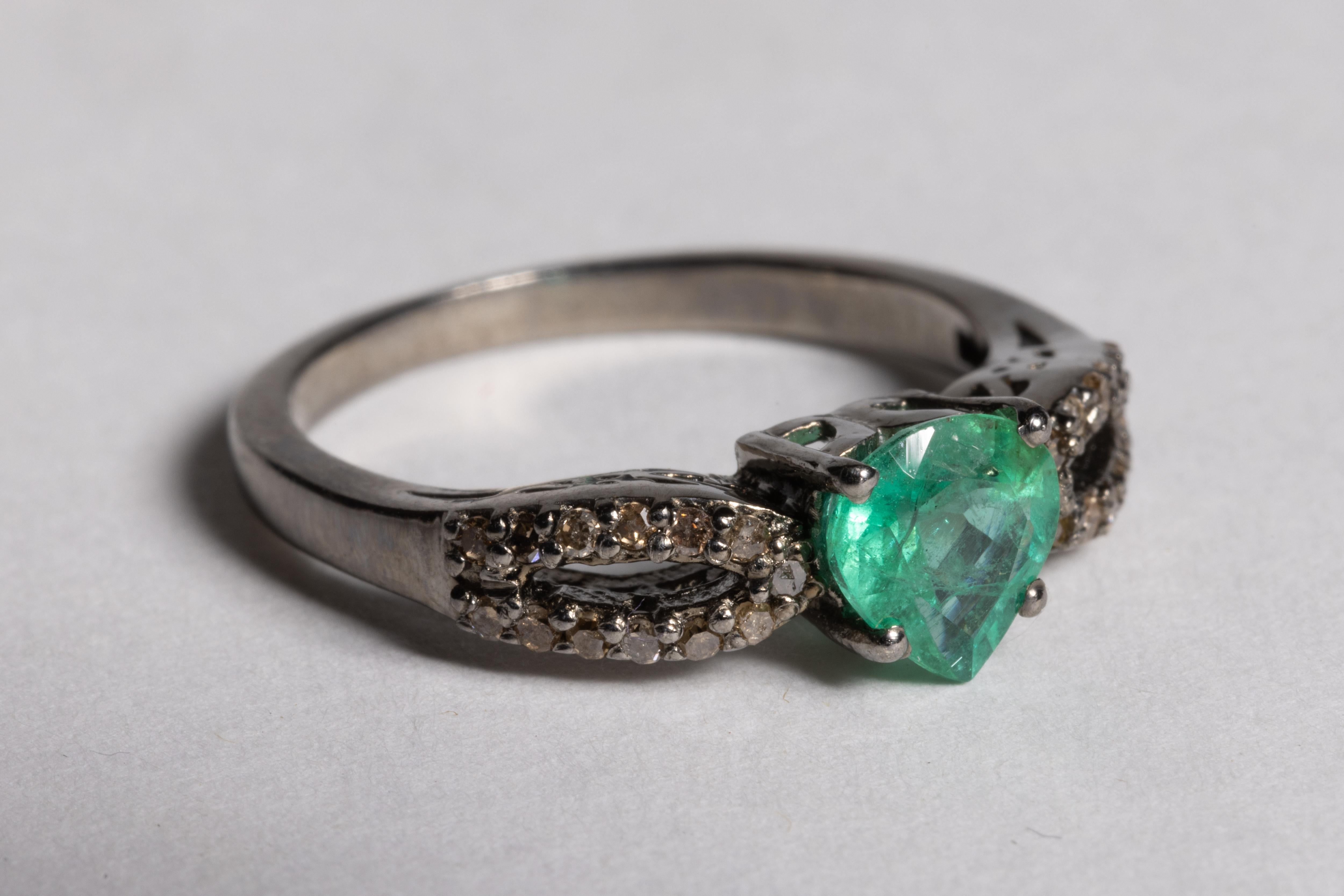 Smaragd- und Diamant-Ring (Tropfenschliff) im Angebot
