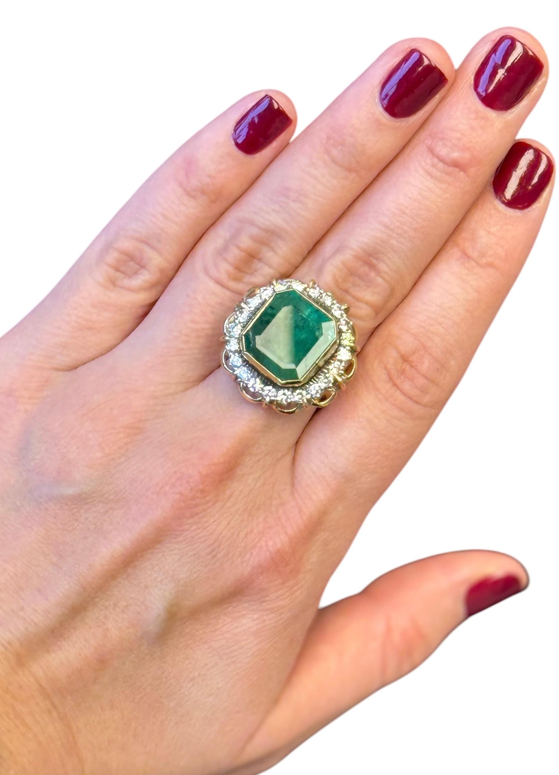 Smaragd- und Diamant-Ring (Carréeschliff) im Angebot