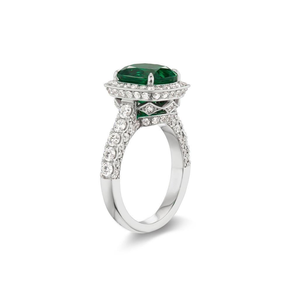 Emerald and Diamond Ring In Excellent Condition For Sale In Dania Beach, FL
