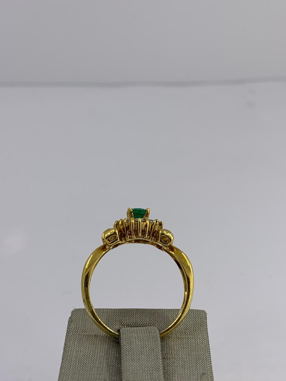 Ring mit Smaragd und Diamant (Ovalschliff) im Angebot