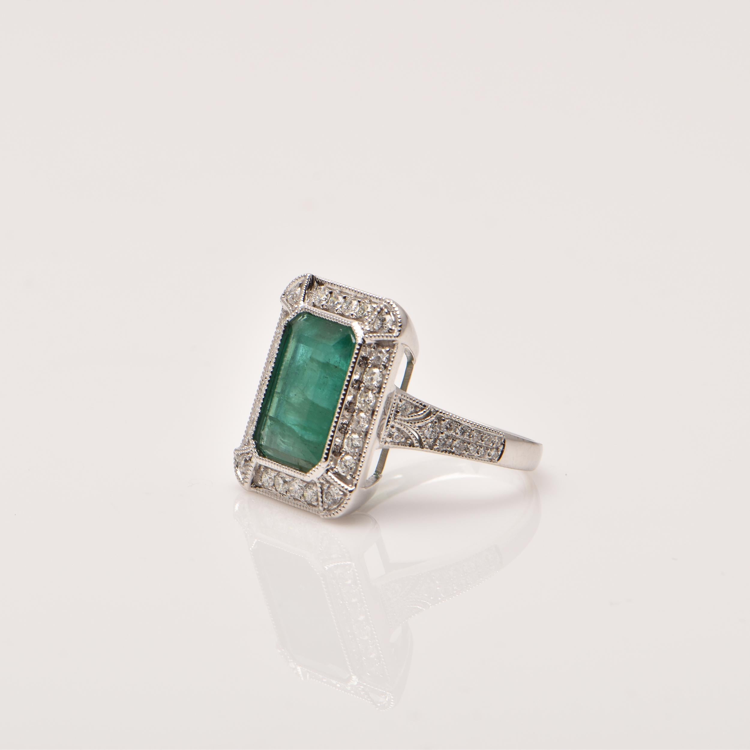 Ring mit Smaragd und Diamant (Smaragdschliff) im Angebot