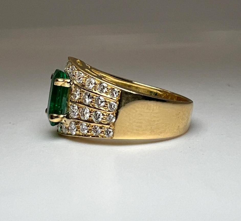 Emerald and Diamond Ring In Fair Condition For Sale In London, GB