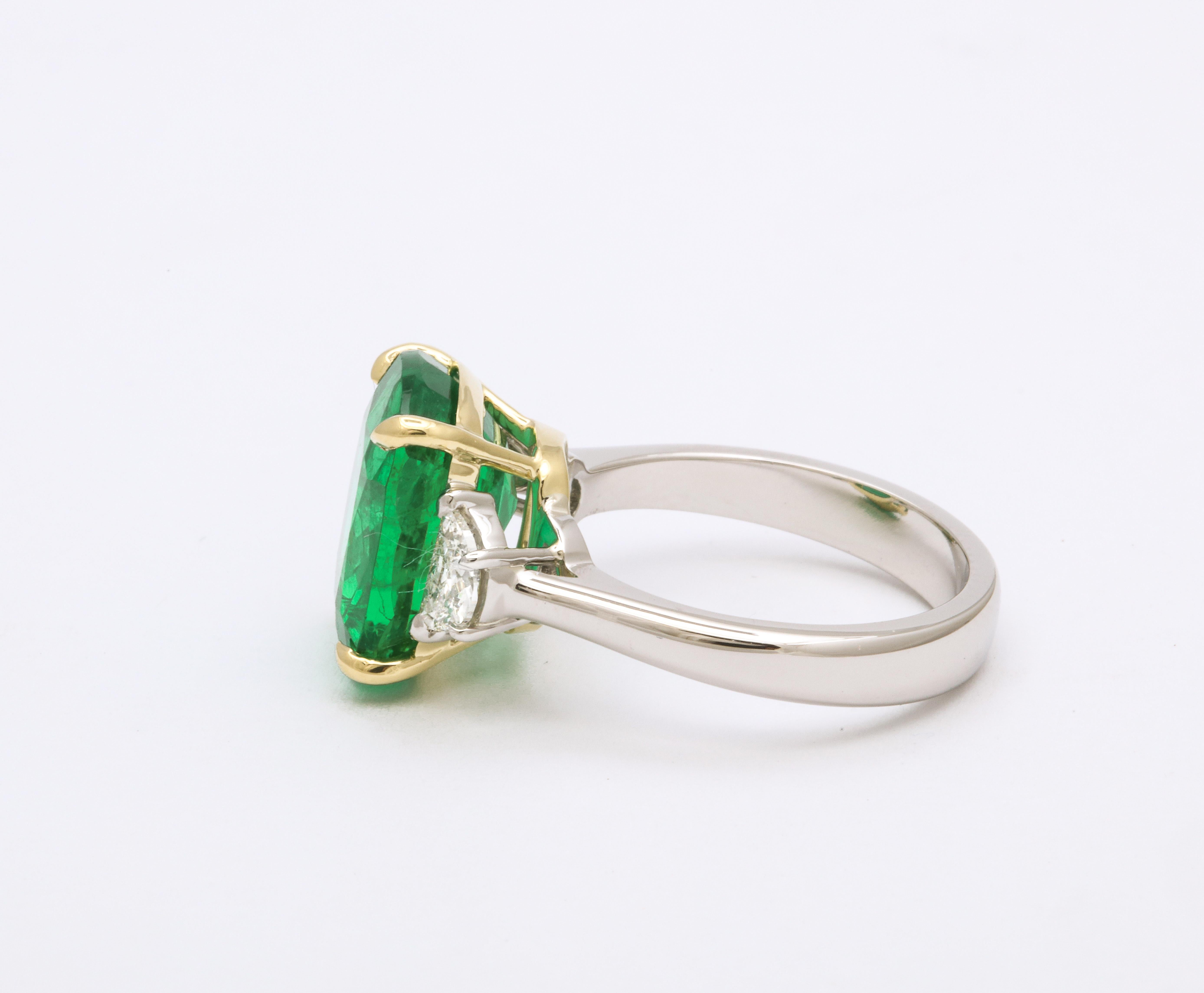 Emerald and Diamond Ring In New Condition In New York, NY