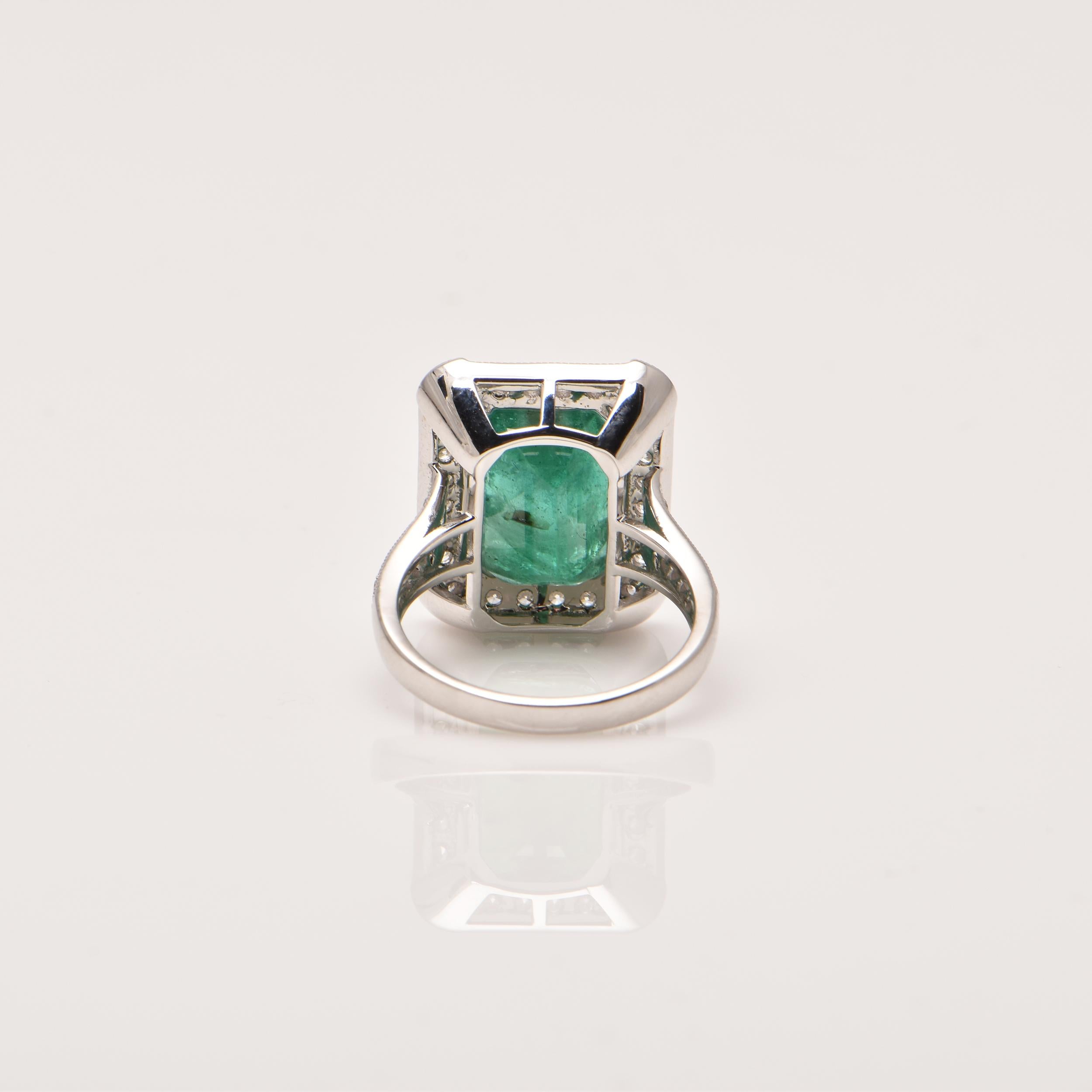 Emerald and Diamond Ring In New Condition For Sale In Sydney, NSW