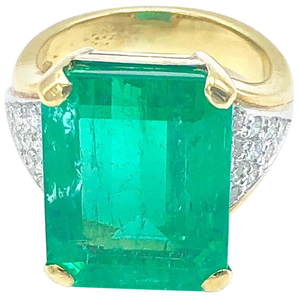 18 Karat Gold 11 Carat Emerald and Diamond Cocktail Ring For Sale