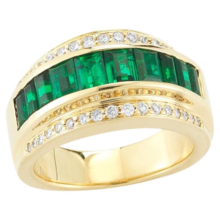Emerald And Diamond Ring For Sale at 1stDibs