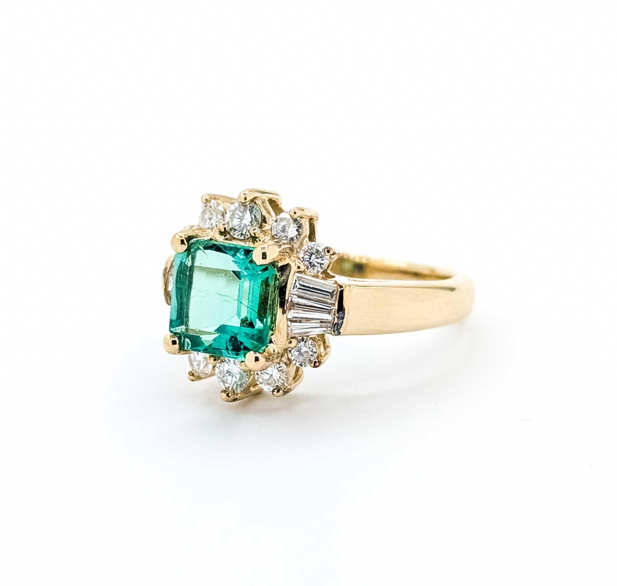 Anillo de Esmeralda y Diamante en Oro Amarillo de 14K Contemporáneo en venta