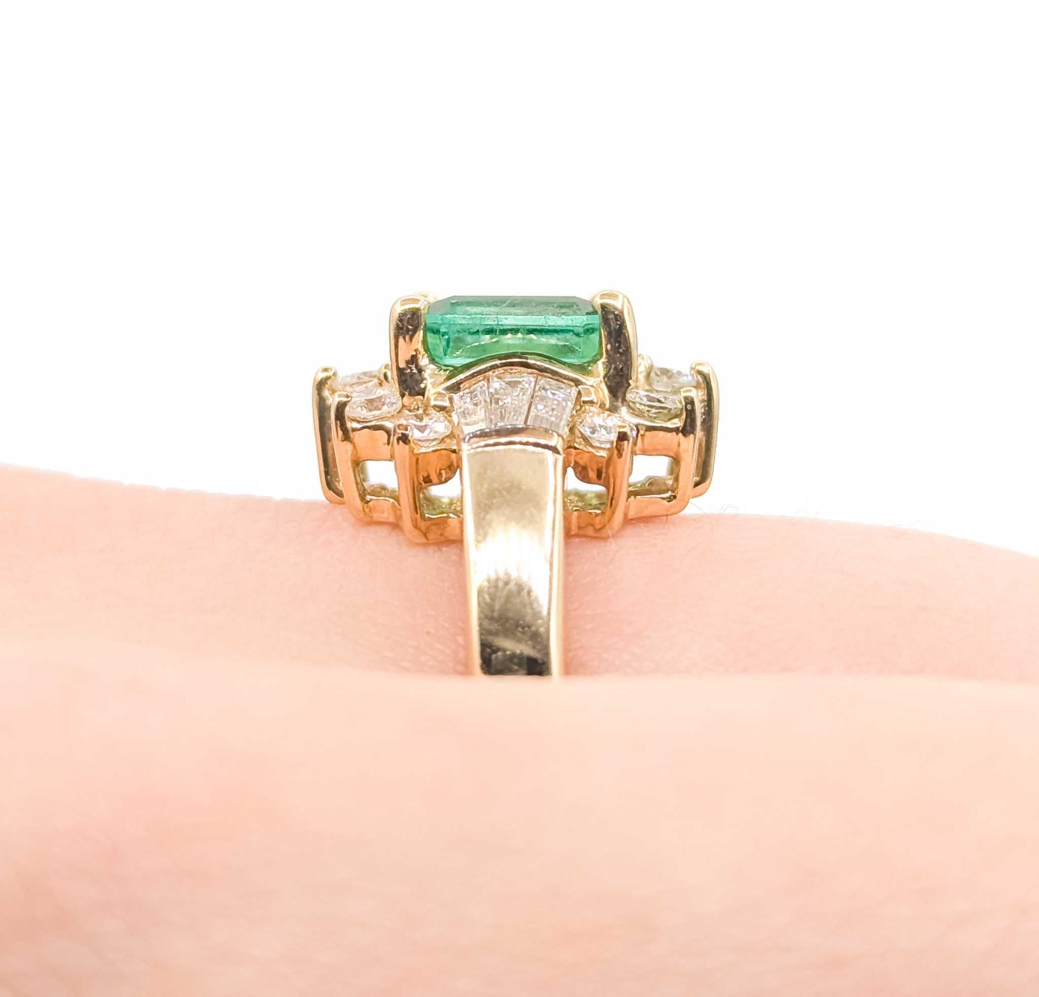 Anillo de Esmeralda y Diamante en Oro Amarillo de 14K Corte esmeralda en venta