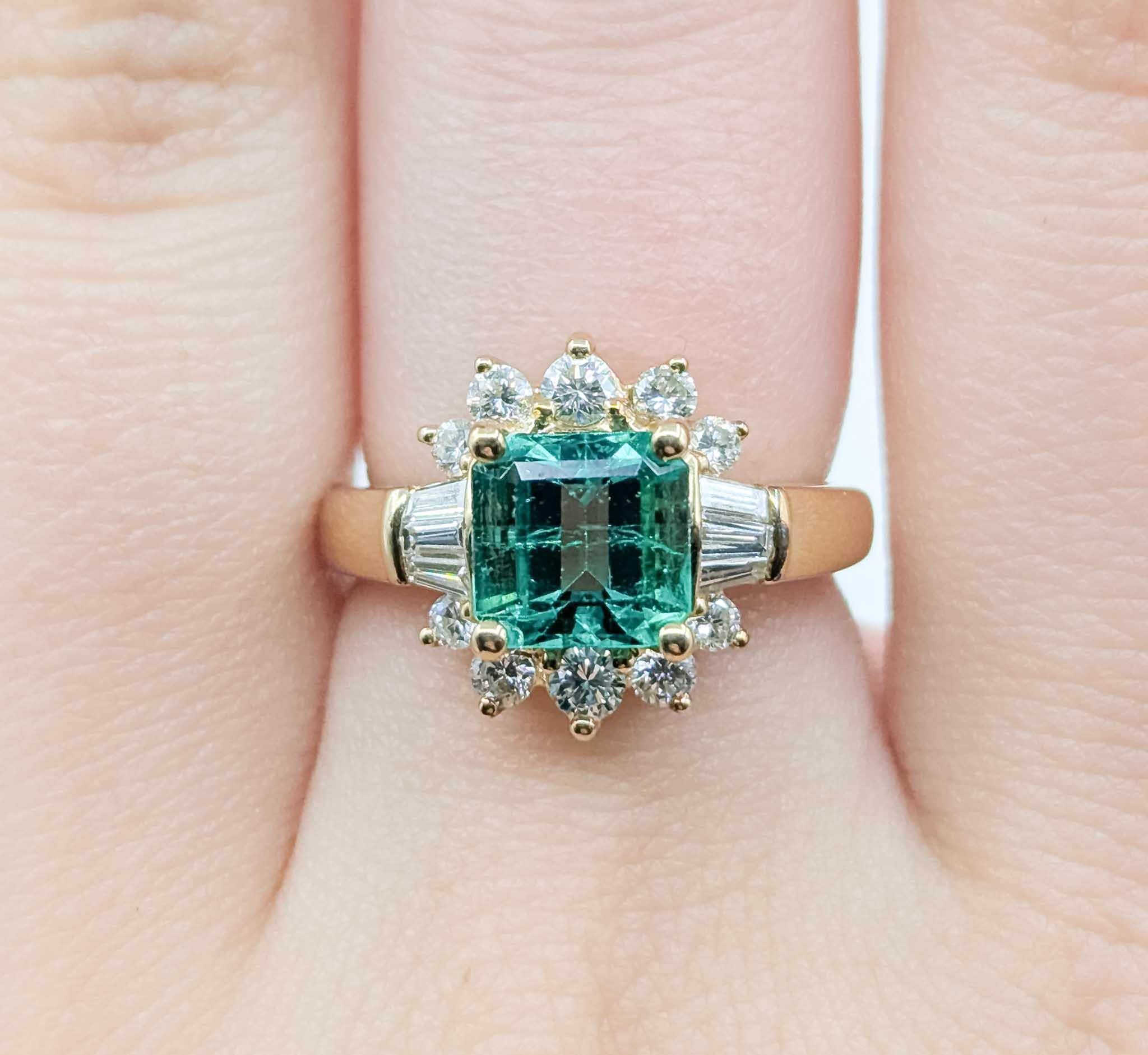 De las mujeres Anillo de Esmeralda y Diamante en Oro Amarillo de 14K en venta