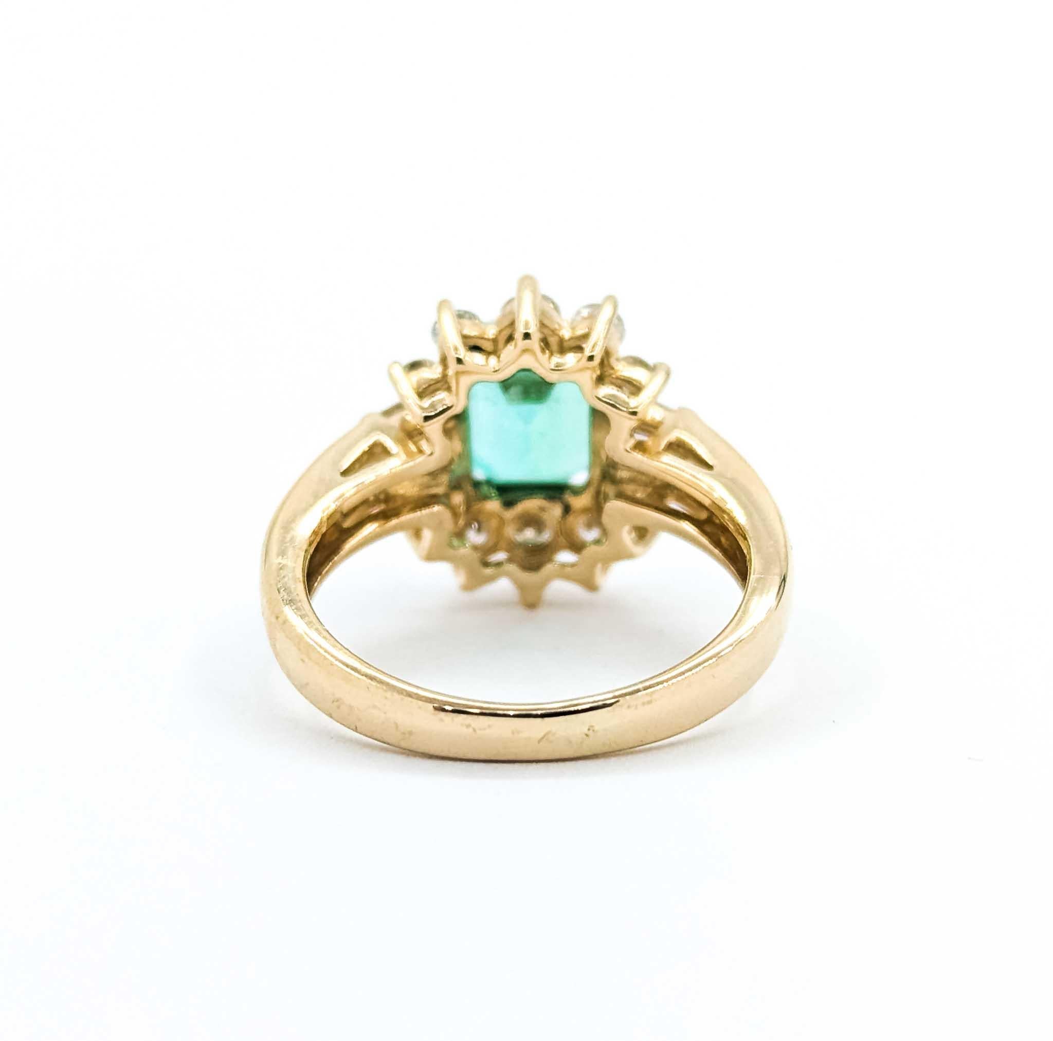 Anillo de Esmeralda y Diamante en Oro Amarillo de 14K en venta 2