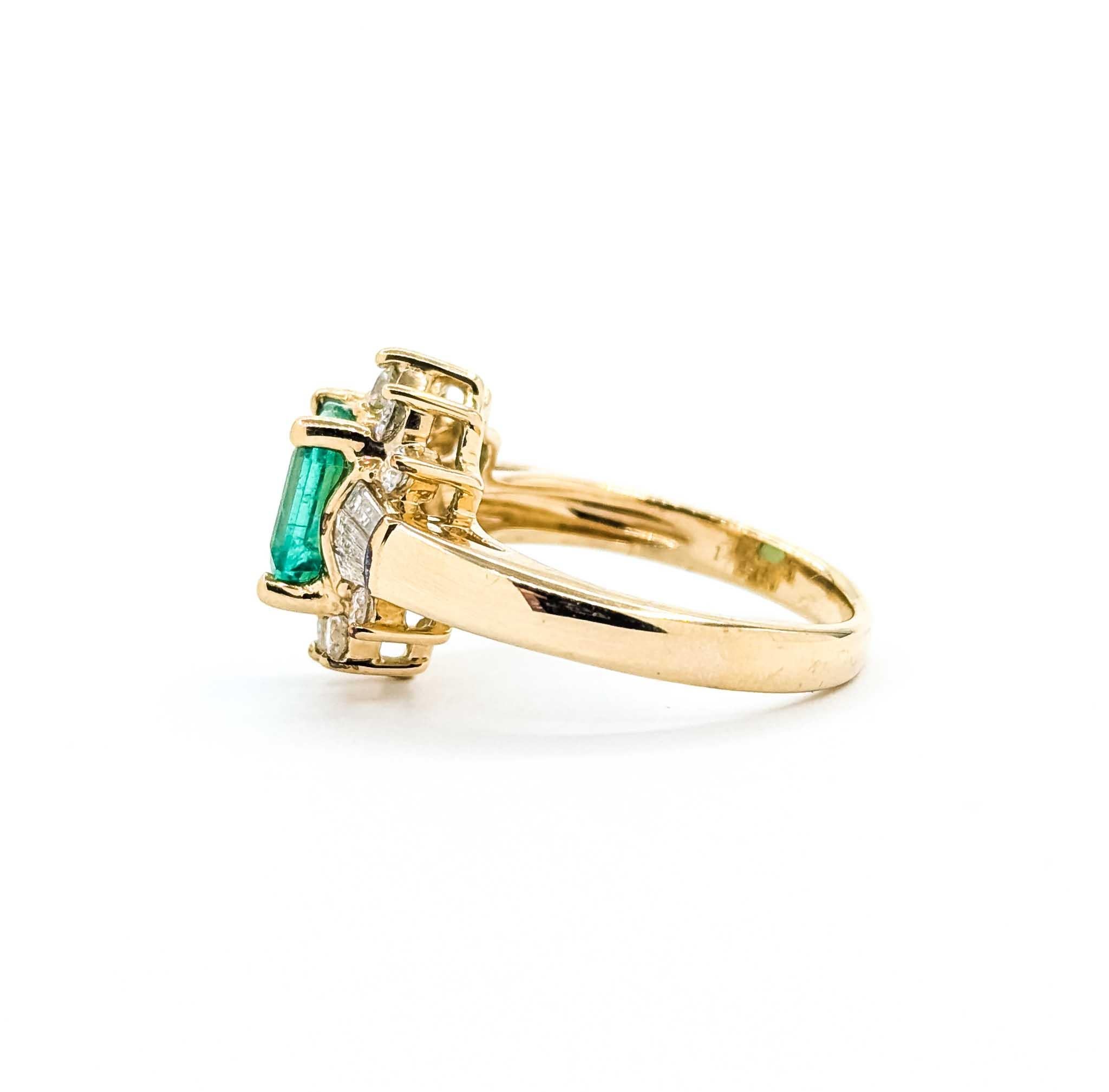 Anillo de Esmeralda y Diamante en Oro Amarillo de 14K en venta 3