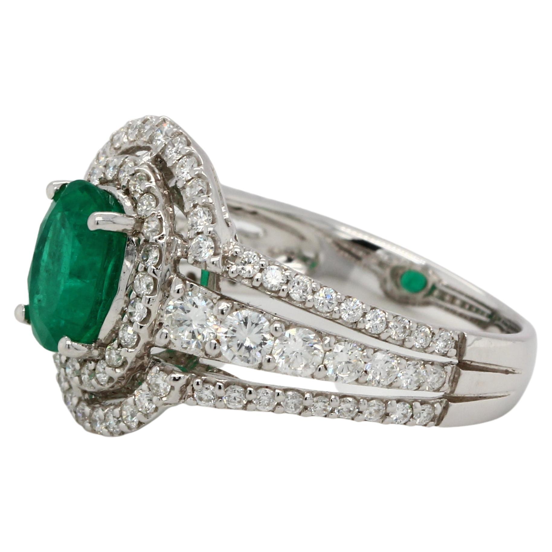 Ein brandneuer 18K Goldring mit Smaragd und Diamant. Dieser Ring besteht aus einem ovalen Smaragd von 1,36 Karat und einem runden Diamanten von 1,00 Karat. Dieser Ring ist aus 18 Karat Weißgold gefertigt und wiegt 4,66 Gramm.

Allure Jewellery Mfg.