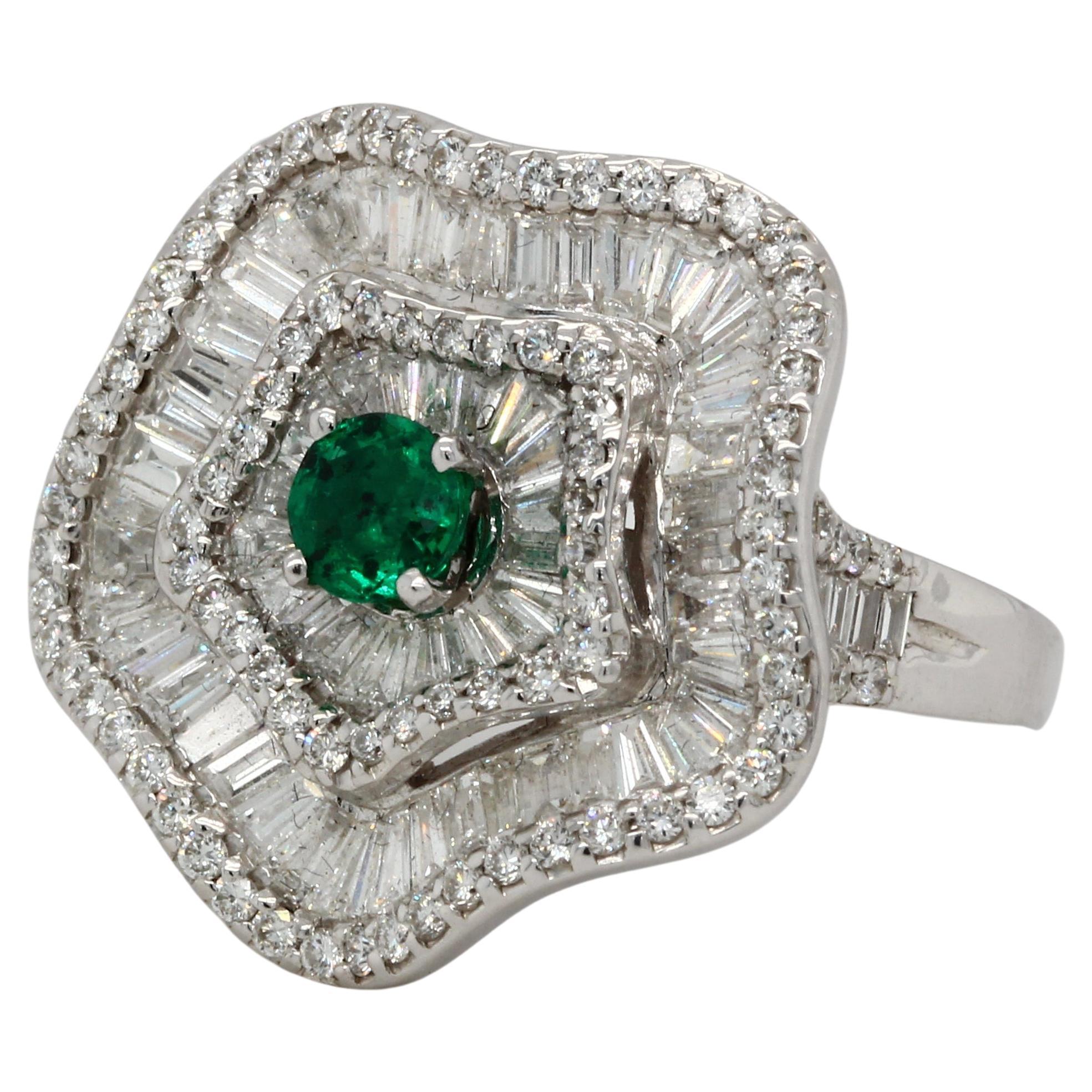 Ein brandneuer Smaragd- und Diamantring aus 18 Karat Gold. Dieser Ring hat einen runden Smaragd von 0,32 Karat, einen runden Diamanten von 1,29 Karat und einen runden Diamanten von 0,57 Karat. Dieser Ring ist aus 18 Karat Weißgold gefertigt und