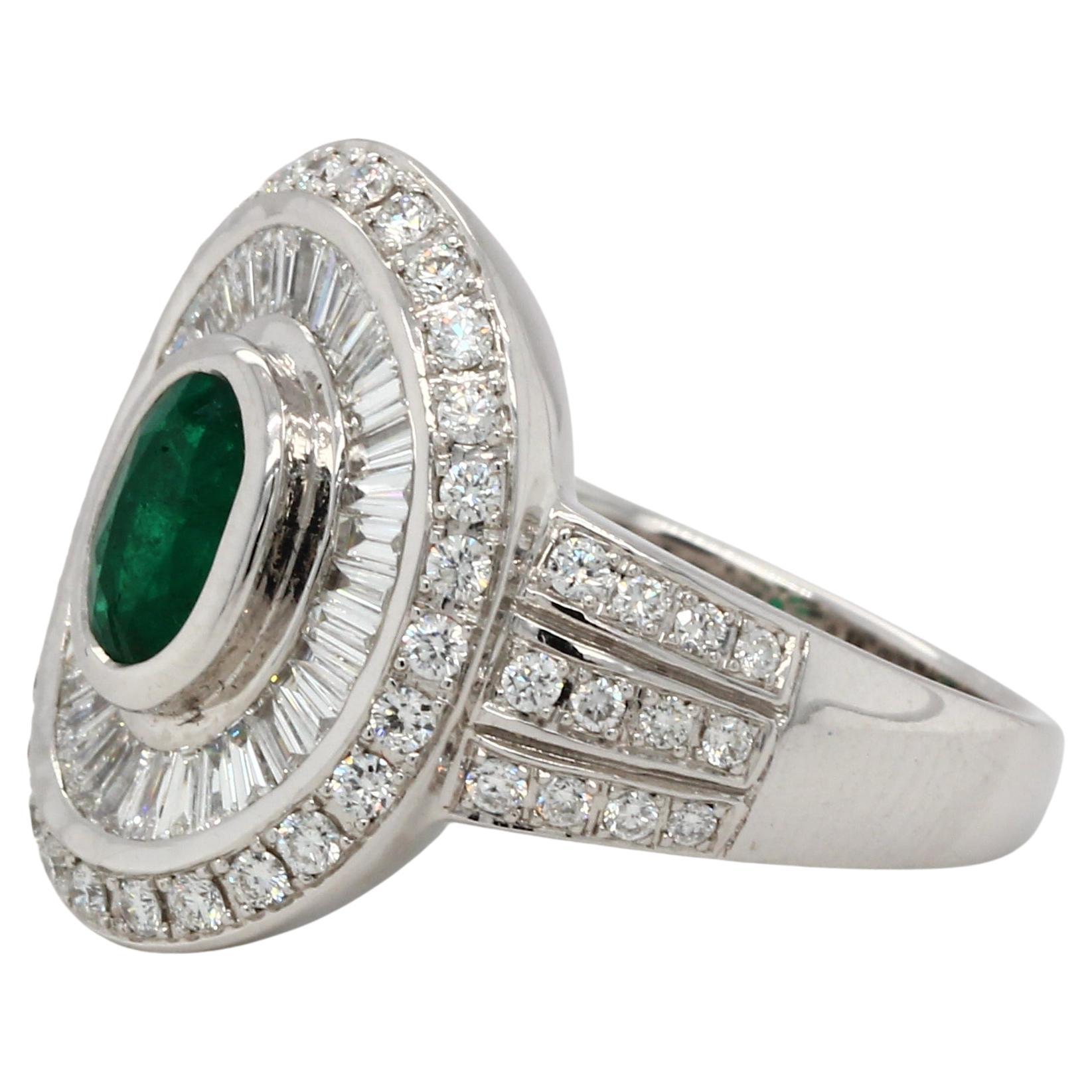 Emerald And Diamond Ring In 18 Karat Gold In New Condition For Sale In Bangkok, 10