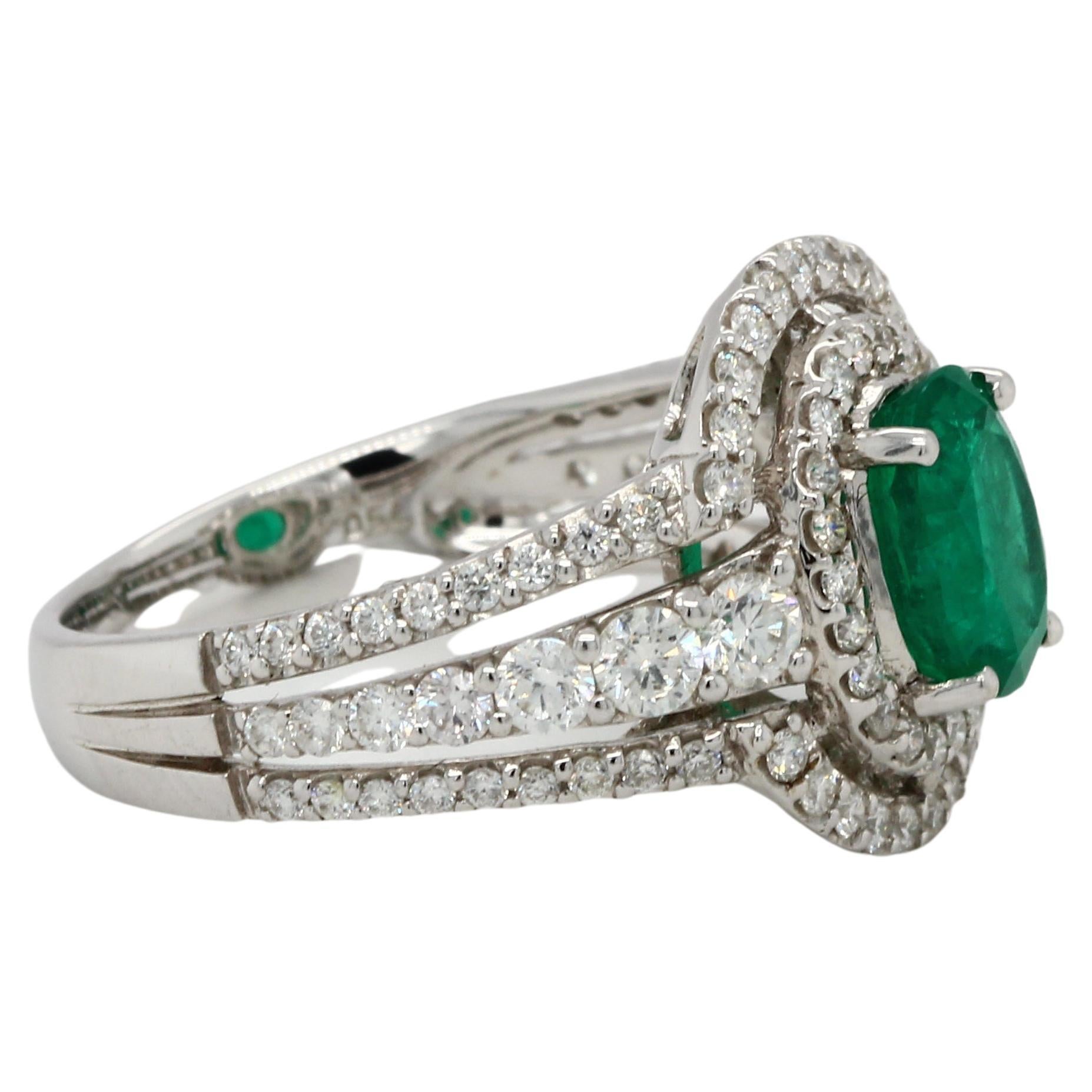 Emerald and Diamond Ring in 18 Karat Gold In New Condition For Sale In Bangkok, 10