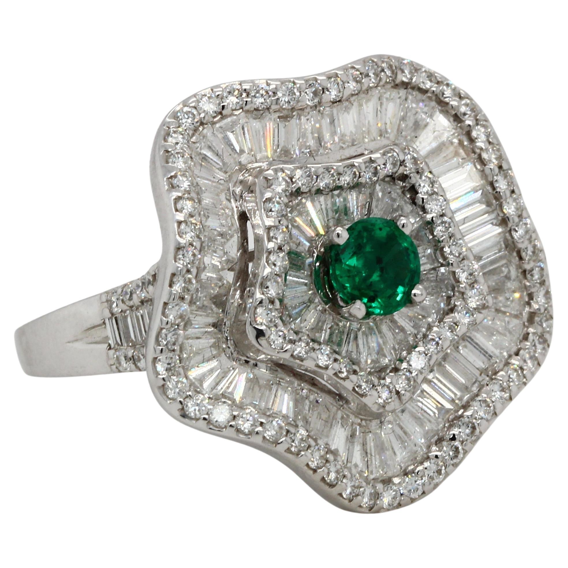 Emerald and Diamond Ring in 18 Karat Gold In New Condition For Sale In Bangkok, 10