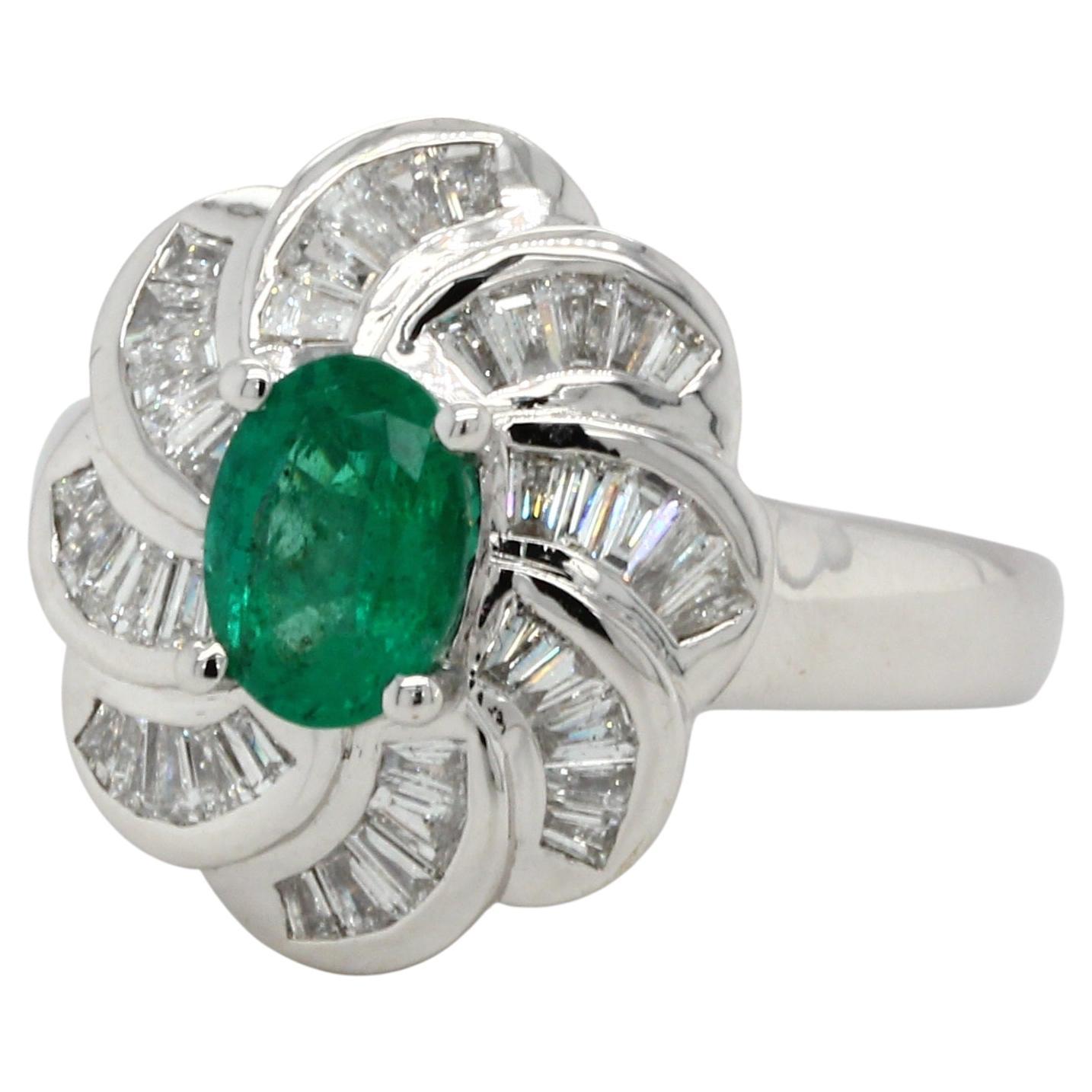 Women's or Men's Emerald and Diamond Ring in 18 Karat Gold For Sale