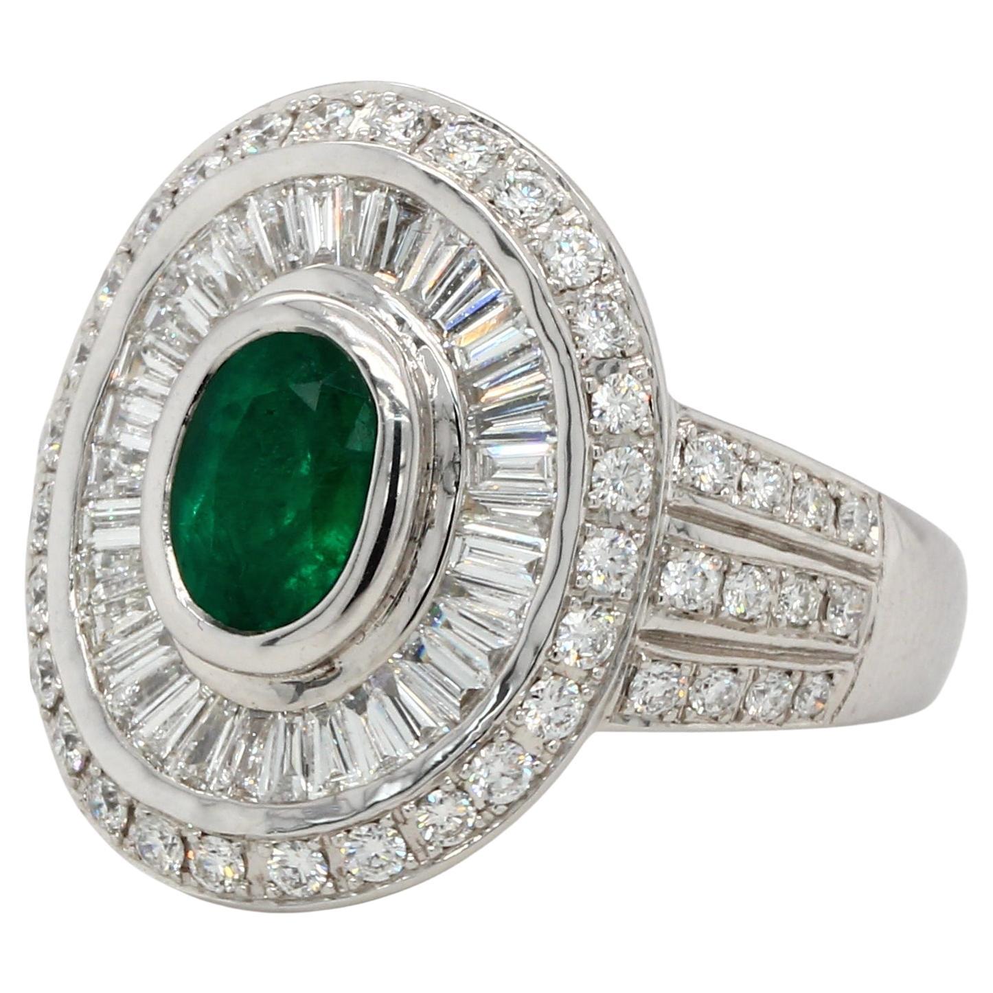 Women's or Men's Emerald And Diamond Ring In 18 Karat Gold For Sale