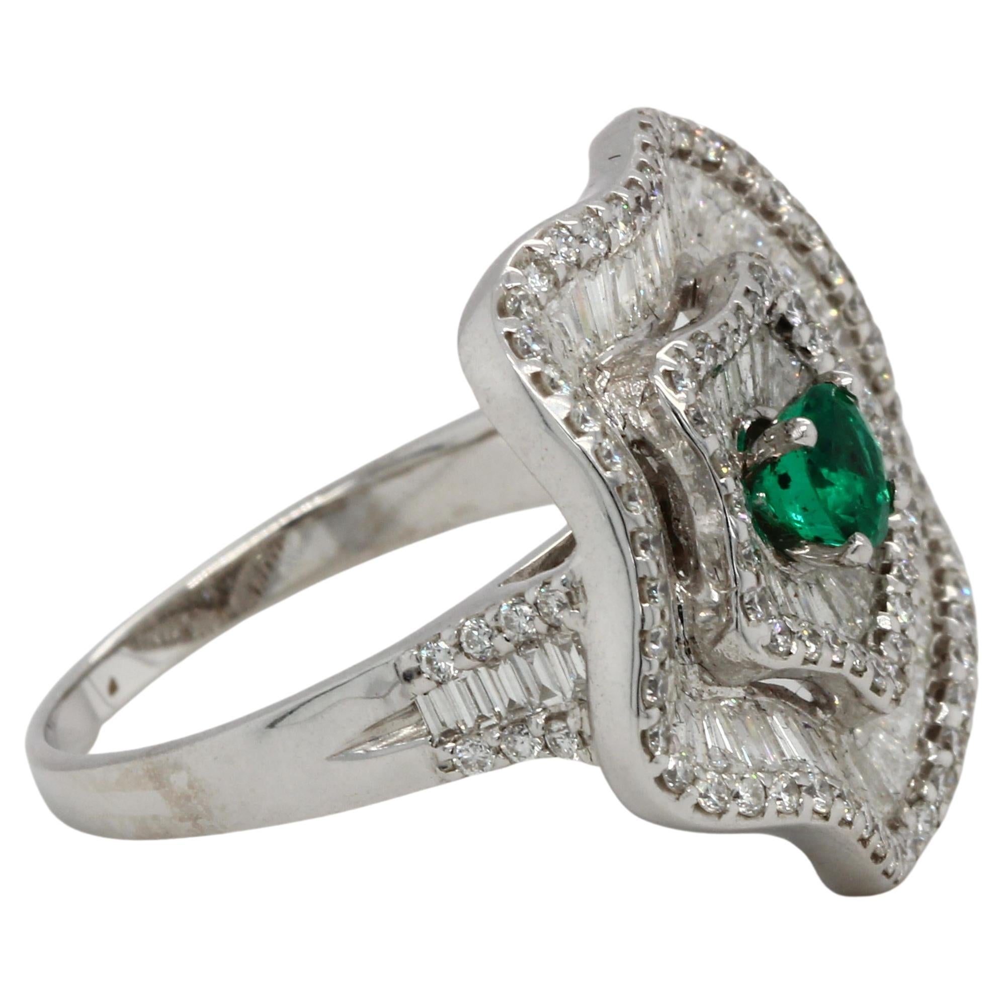 Women's or Men's Emerald and Diamond Ring in 18 Karat Gold For Sale