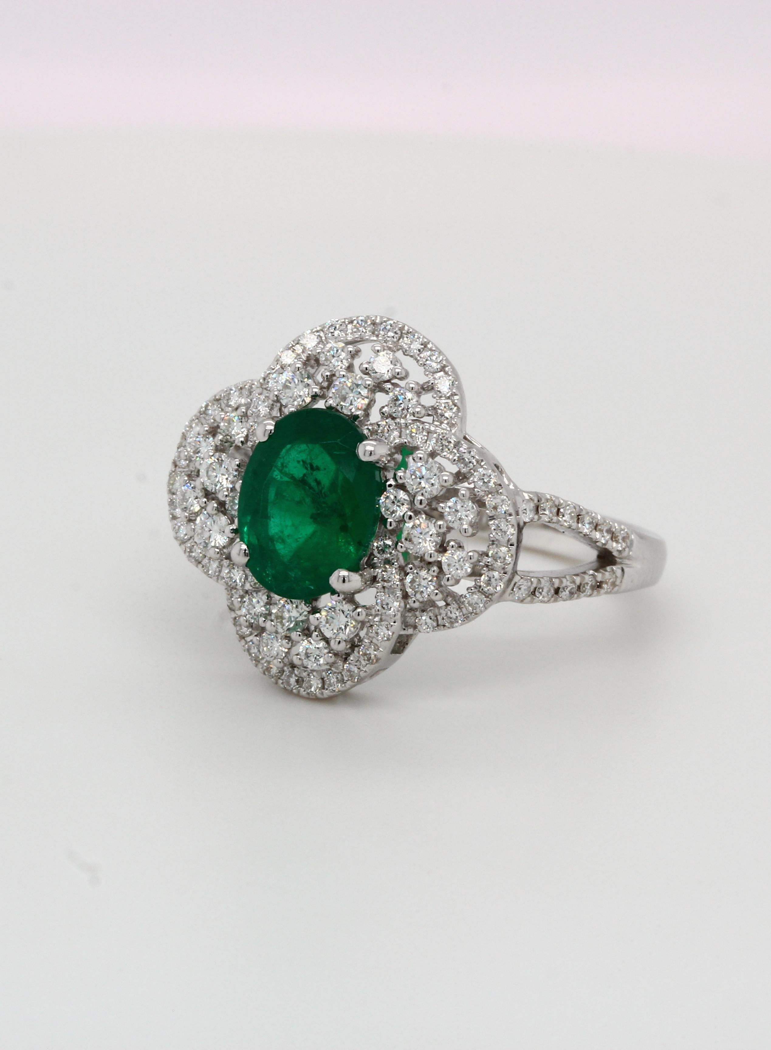 Women's or Men's Emerald and Diamond Ring in 18 Karat Gold For Sale